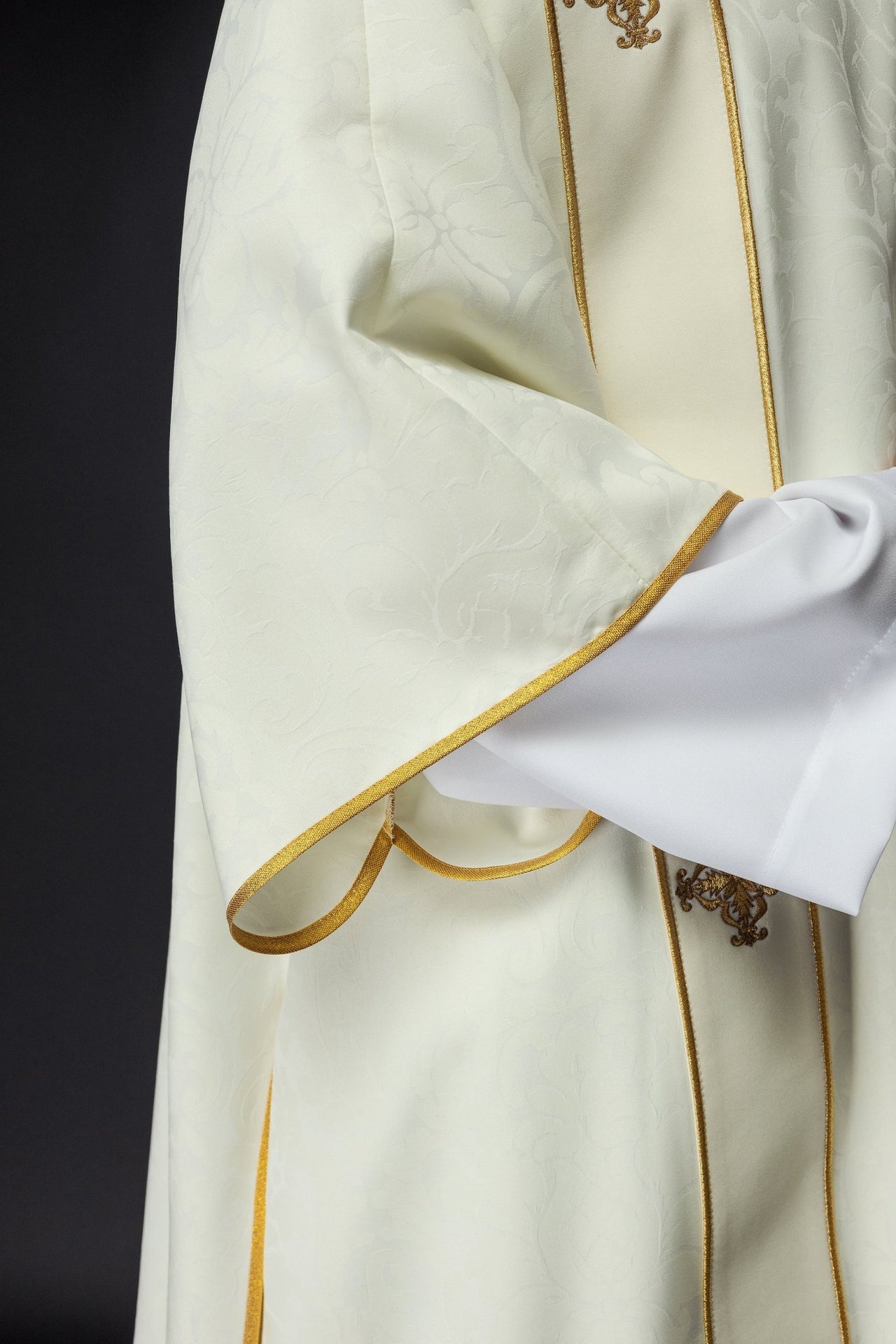 Dalmatiner mit Streifen und gestickten goldenen Kreuzen auf naturfarbenem Jacquard - MESSGEWANDER.DE