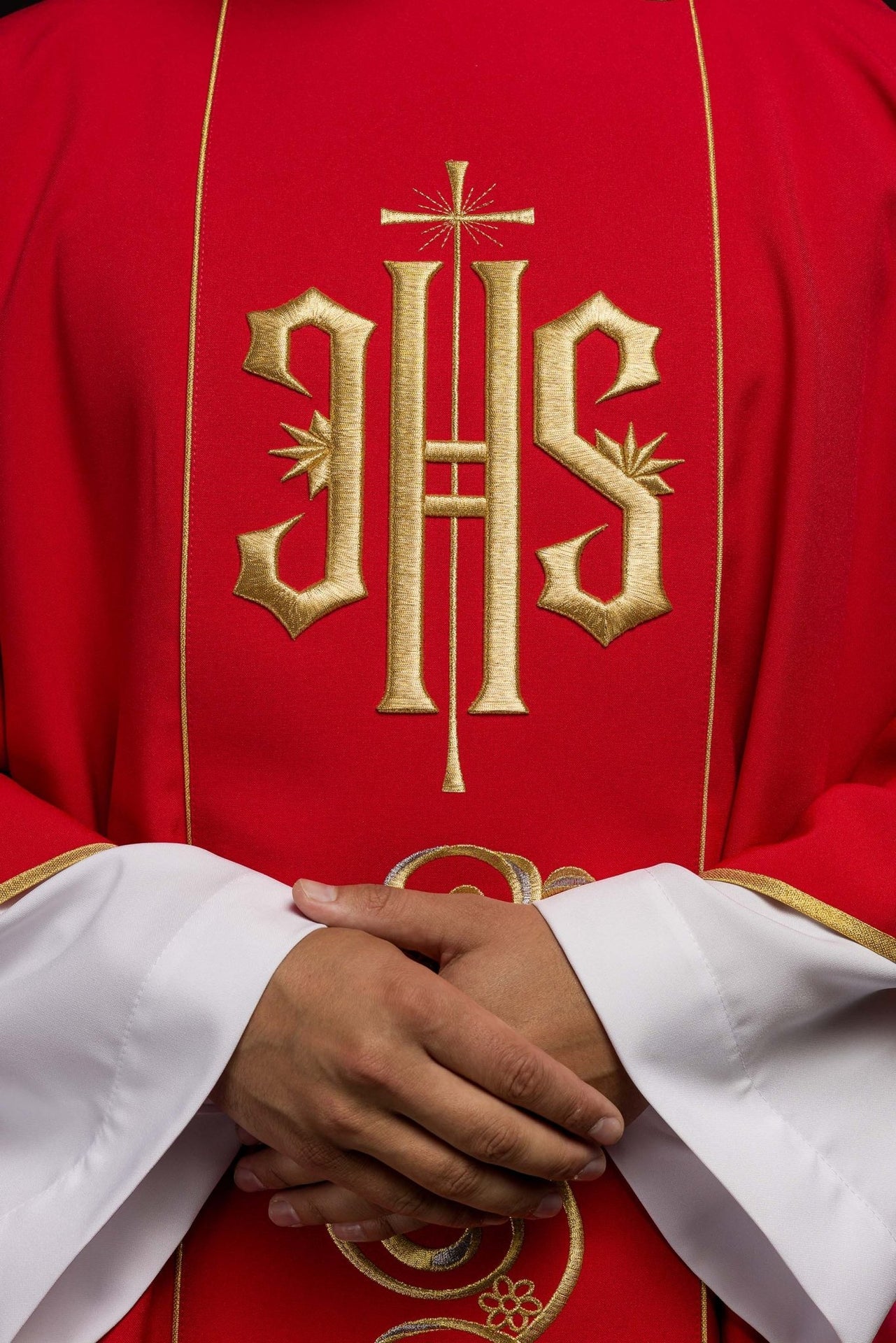 Dalmatyka czerwona z haftowanym pasem IHS
