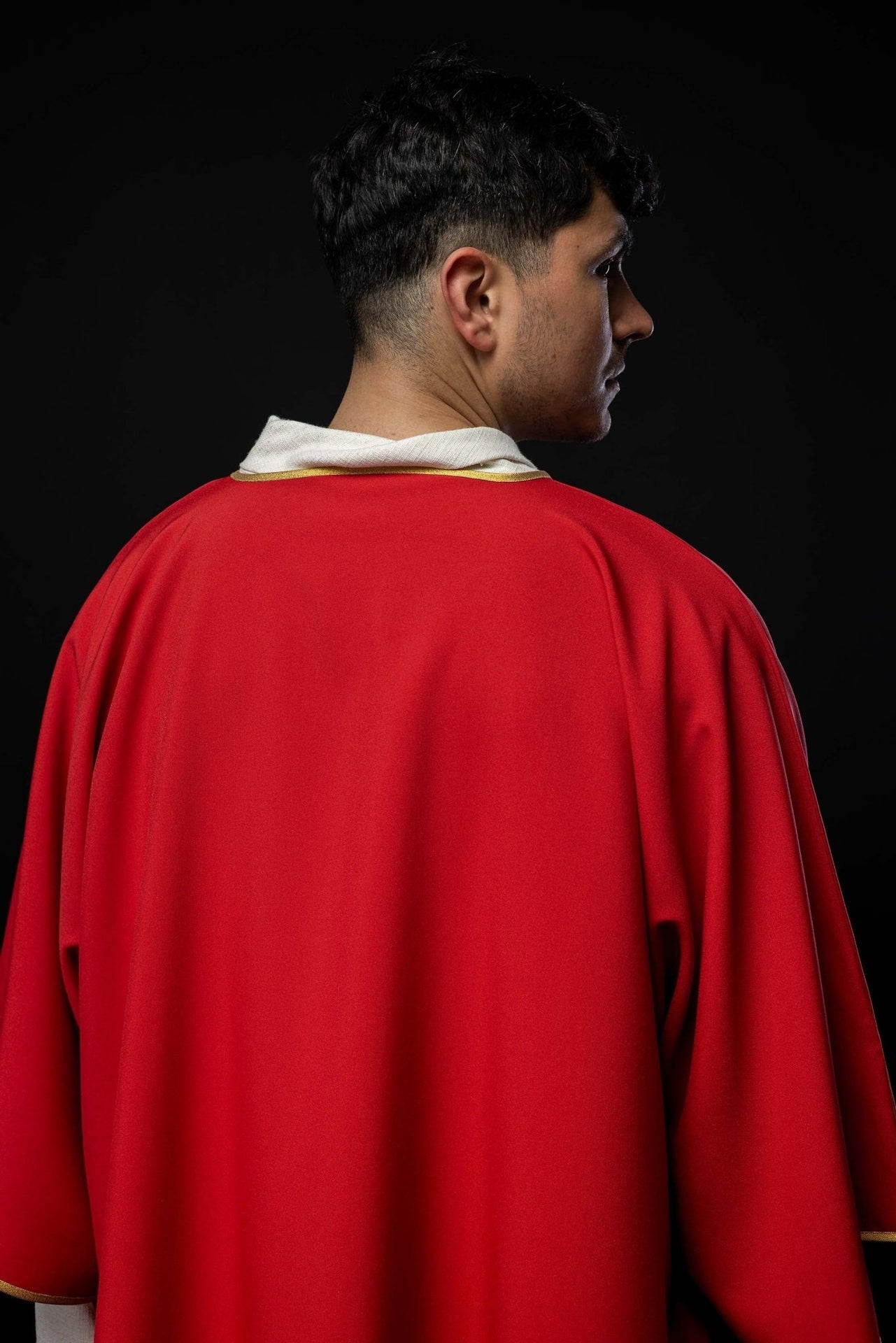 Dalmatyka gładka ze złotą lamówką czerwona