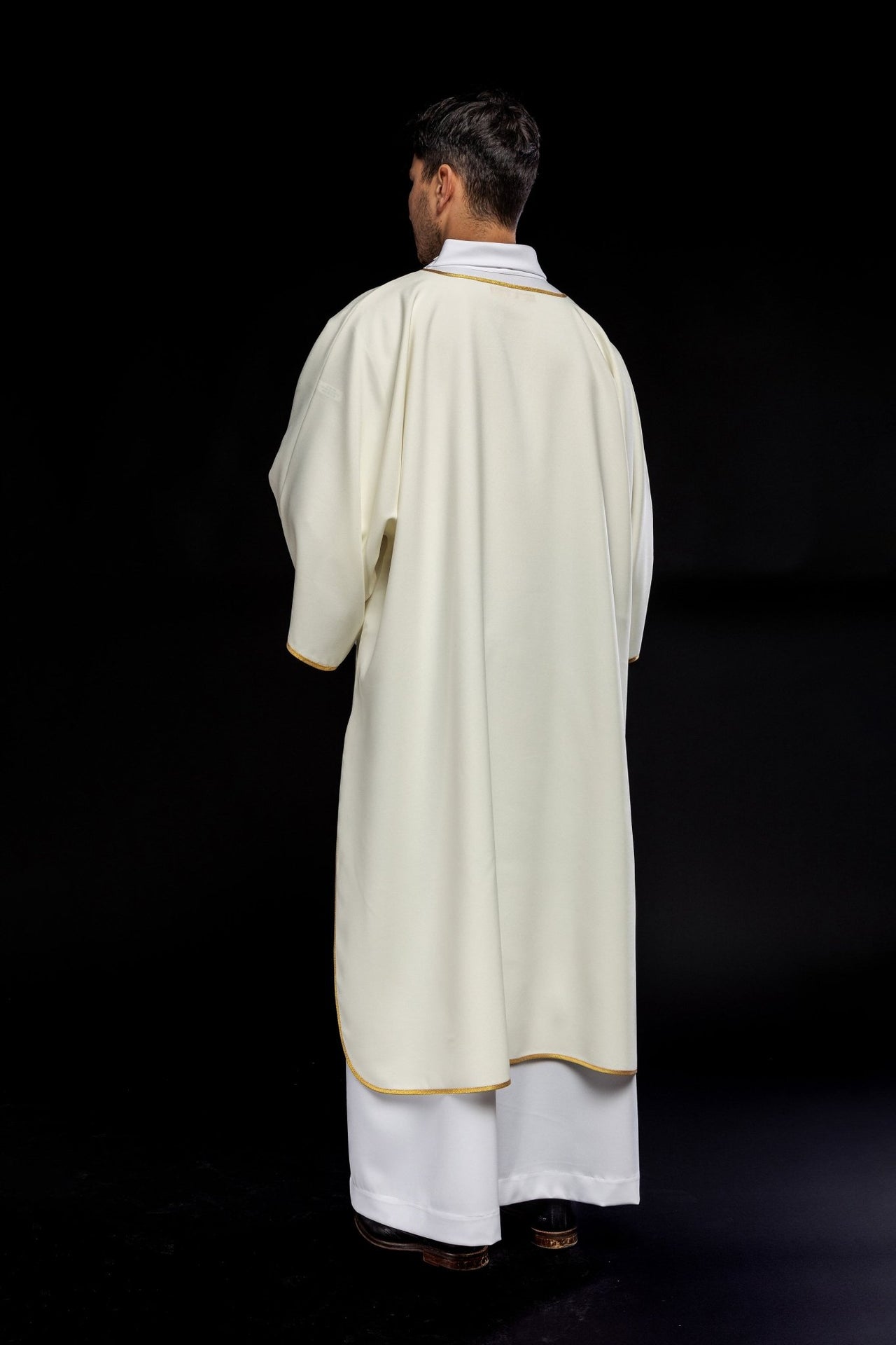 Dalmatyka gładka ze złotą lamówką ecru