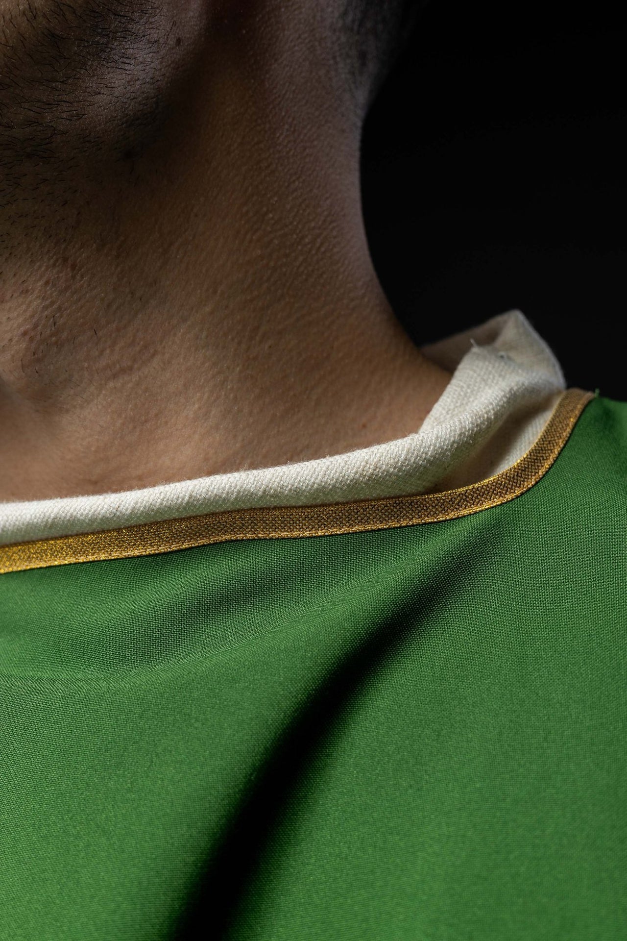 Dalmatyka gładka ze złotą lamówką zielona