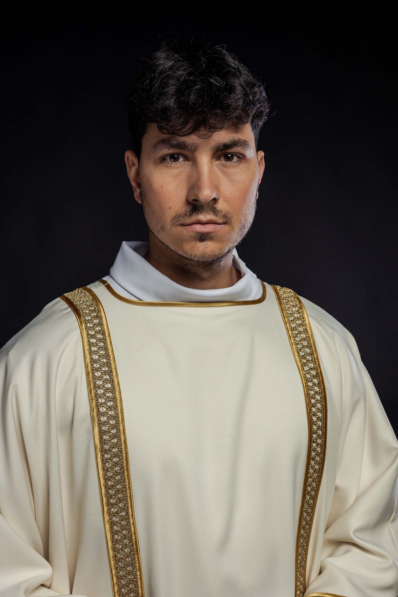 Dalmatyka ozdobiona złotymi pasami ecru