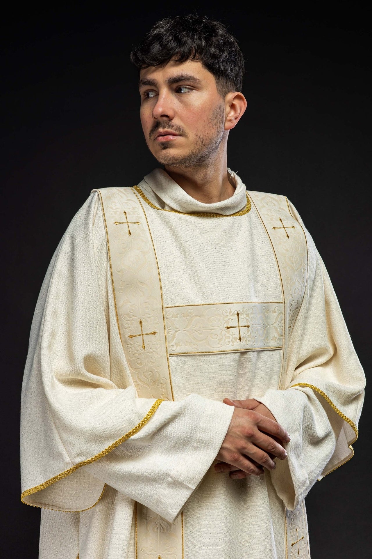 Dalmatyka z aksamitnymi pasami i haftowanymi złotymi krzyżami ecru