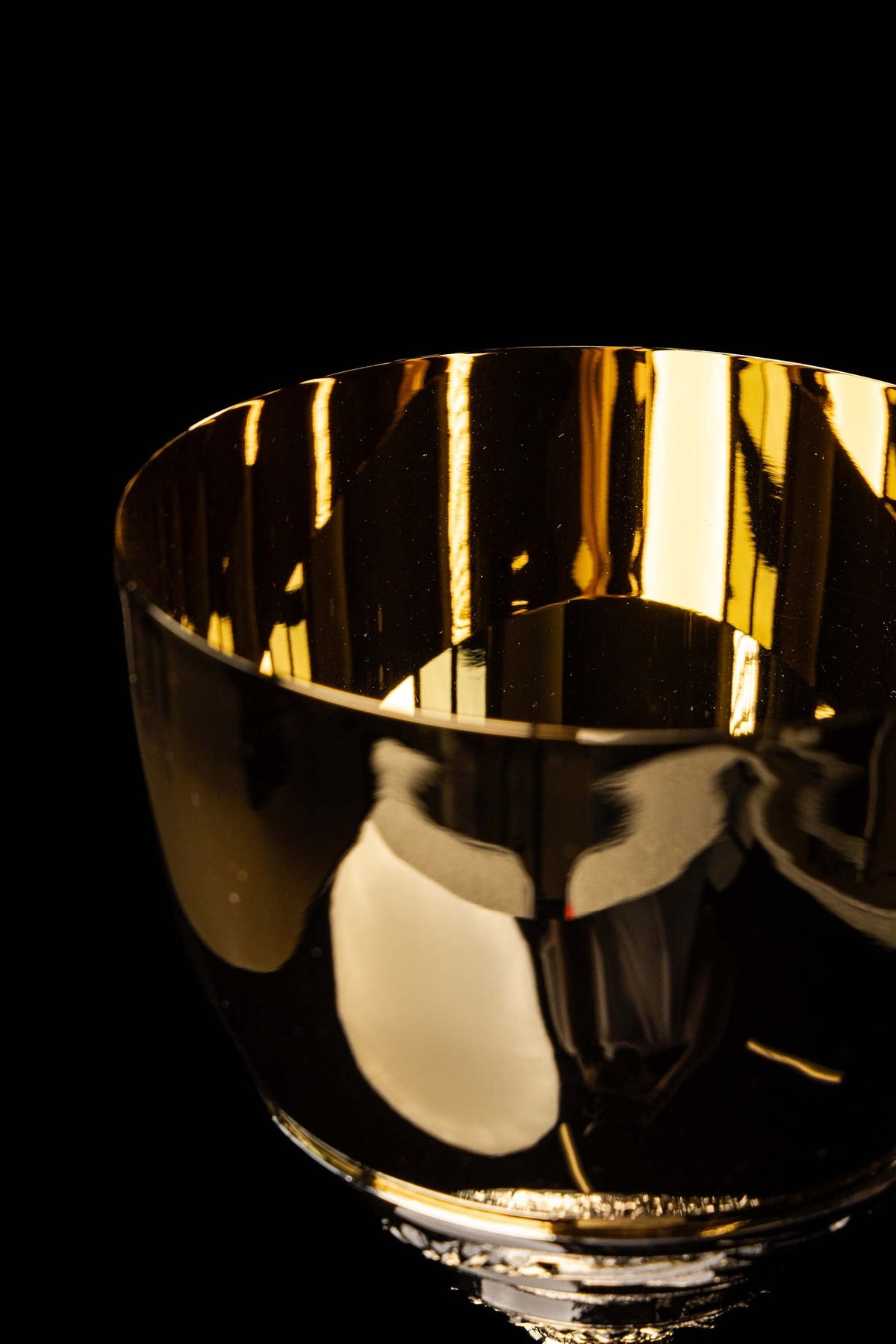 Messkelch, Detail der goldenen Kelchschale mit glattem Rand