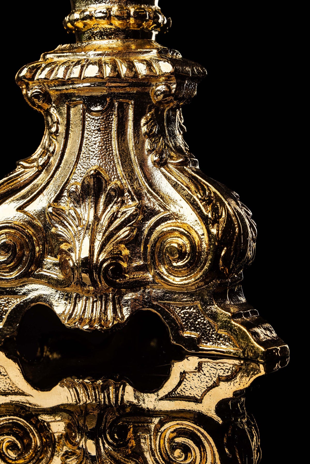 Vergoldete Monstranz aus Messing im Barockstil, Nahaufnahme mit barocken Blüten- und Rankenmotiven