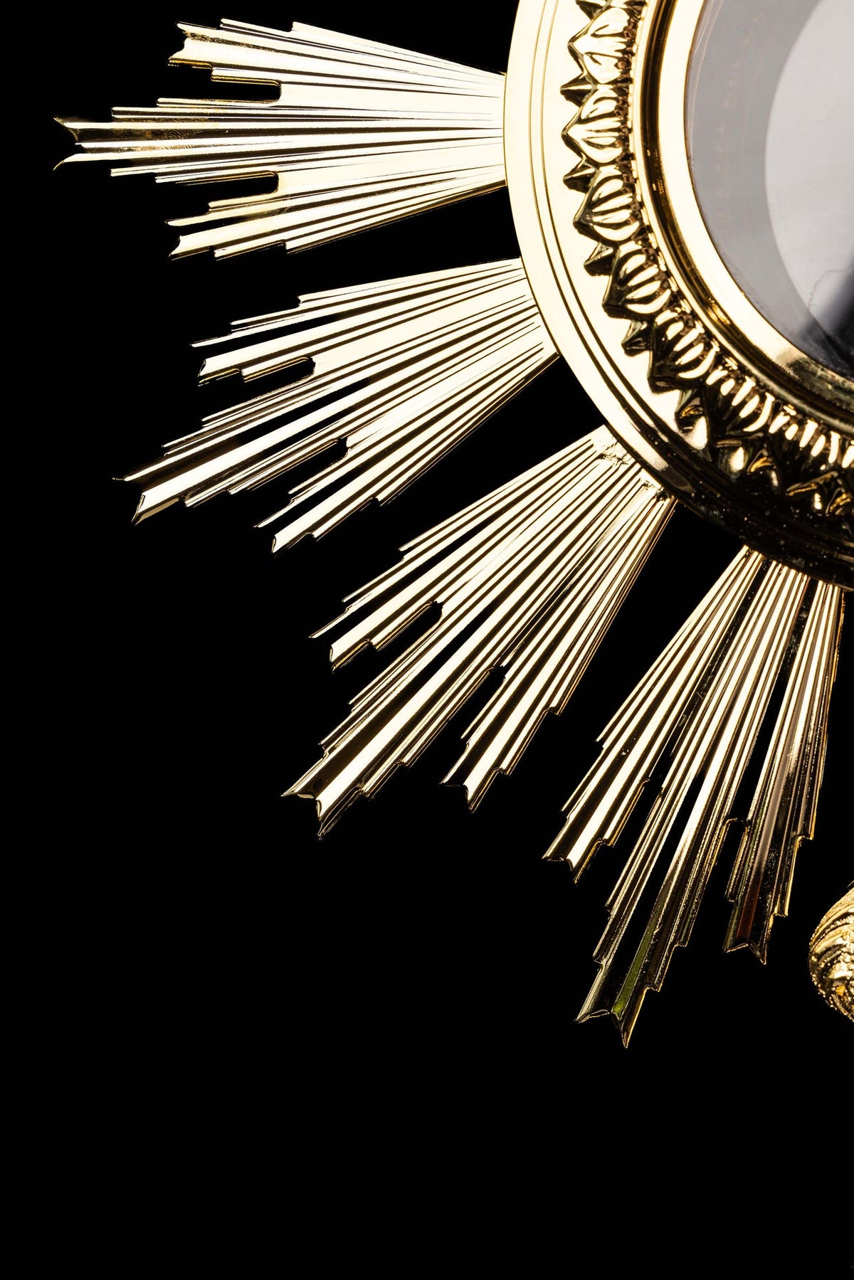 Monstranz im Detail mit barockem Ornamentrand und dichtem Strahlenkranz