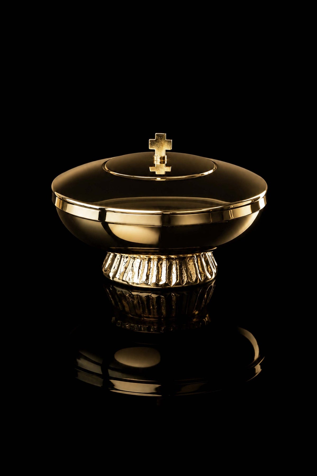 Vergoldetes Ziborium aus Messing, 12 cm, Frontalansicht mit Kreuzknauf und geripptem Fuß