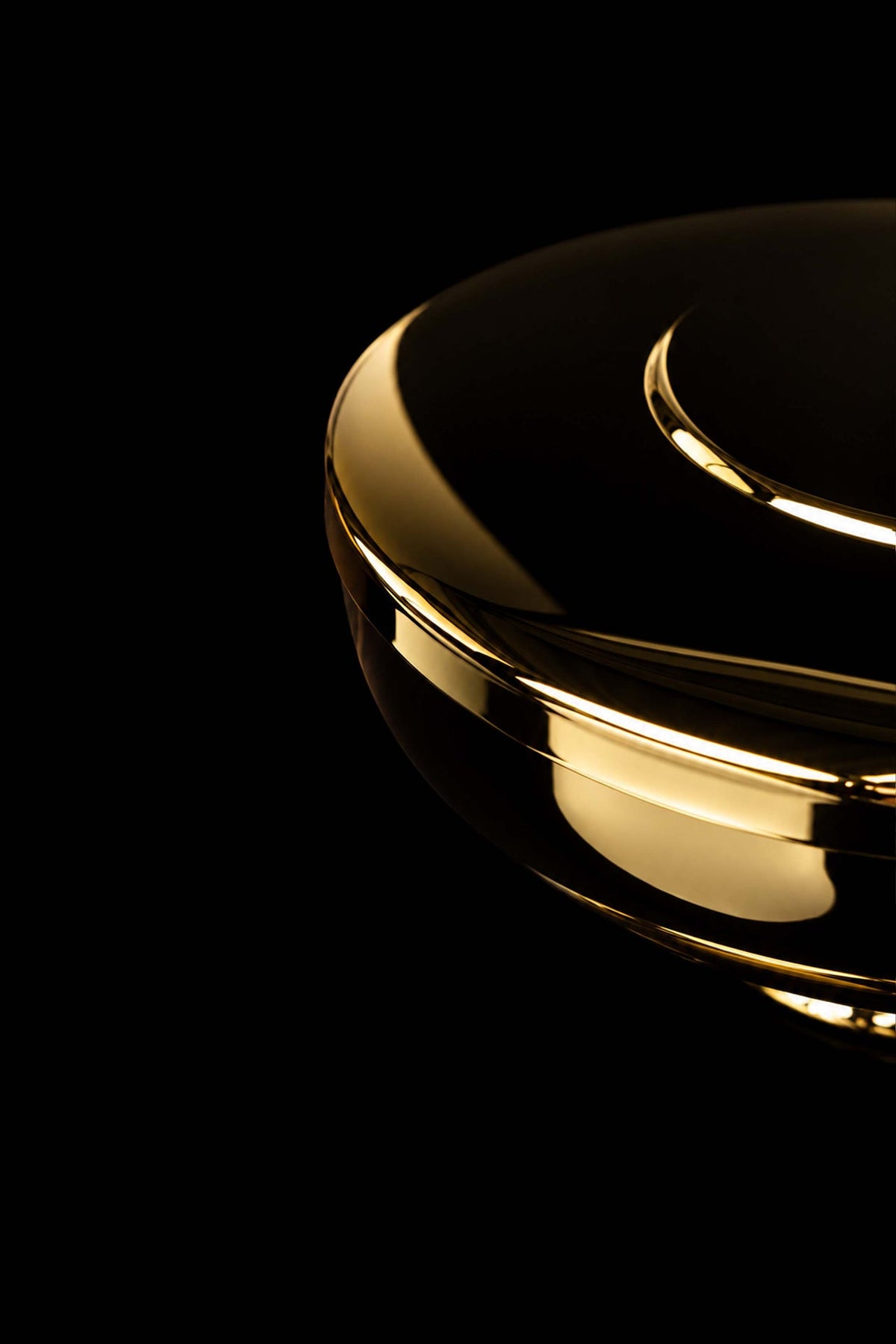 Ziborium mit vergoldetem Rand, seitliche Detailansicht von Deckel und Schale