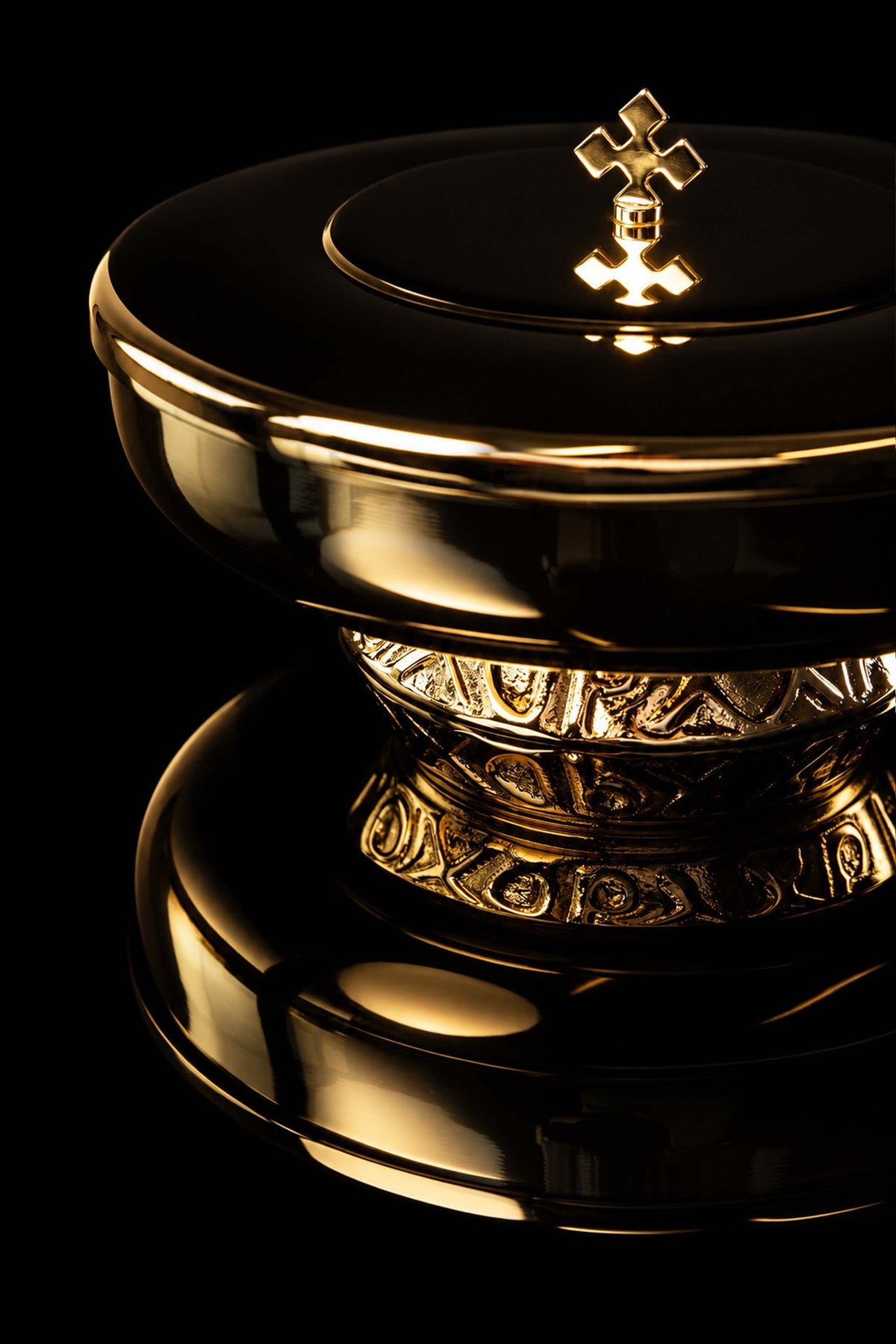 Vergoldetes Ziborium mit Kreuzdeckel und reliefiertem Fuß, Detailansicht