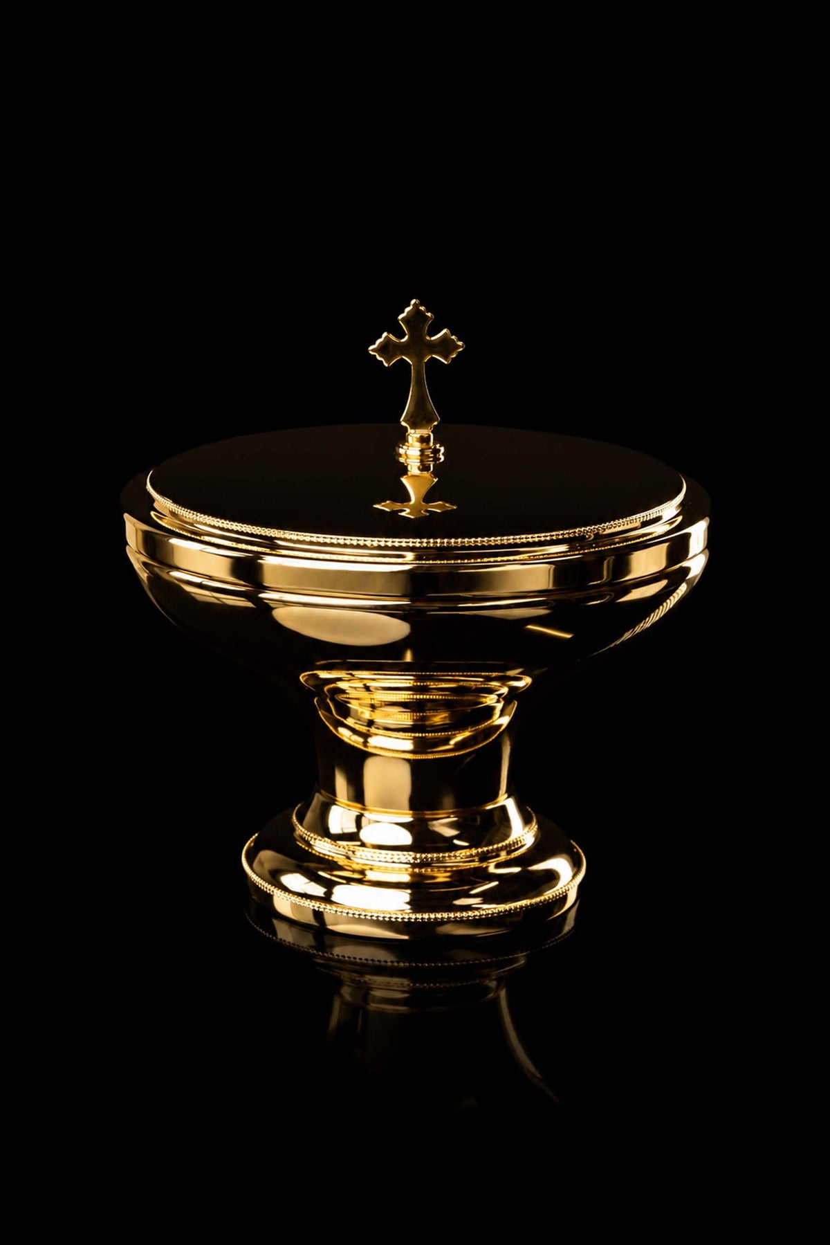 Vergoldetes Ziborium aus Messing, 15 cm, Frontalansicht mit Kreuz auf dem Deckel
