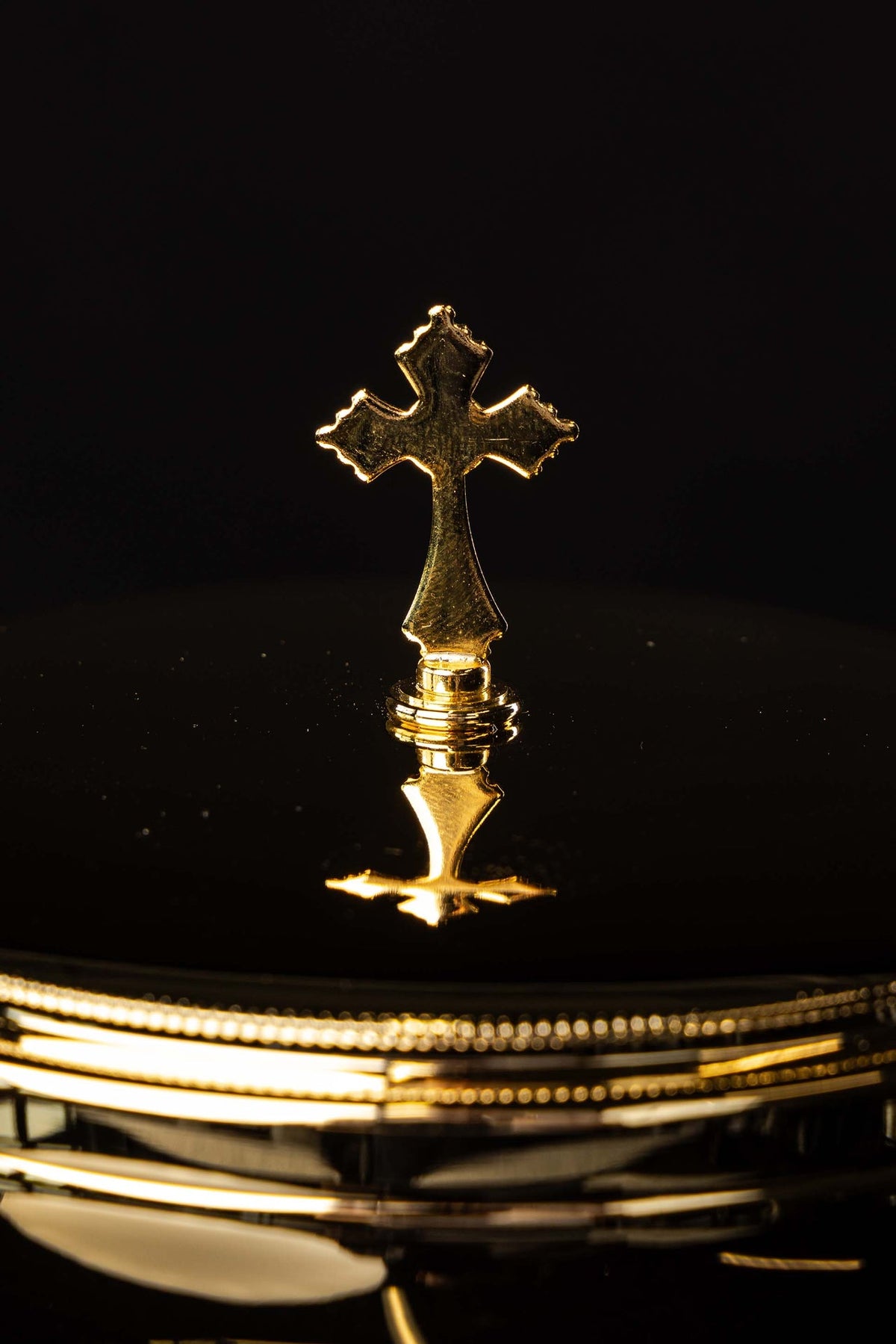 Ziborium-Deckel mit ornamentalem Kreuz im Detail