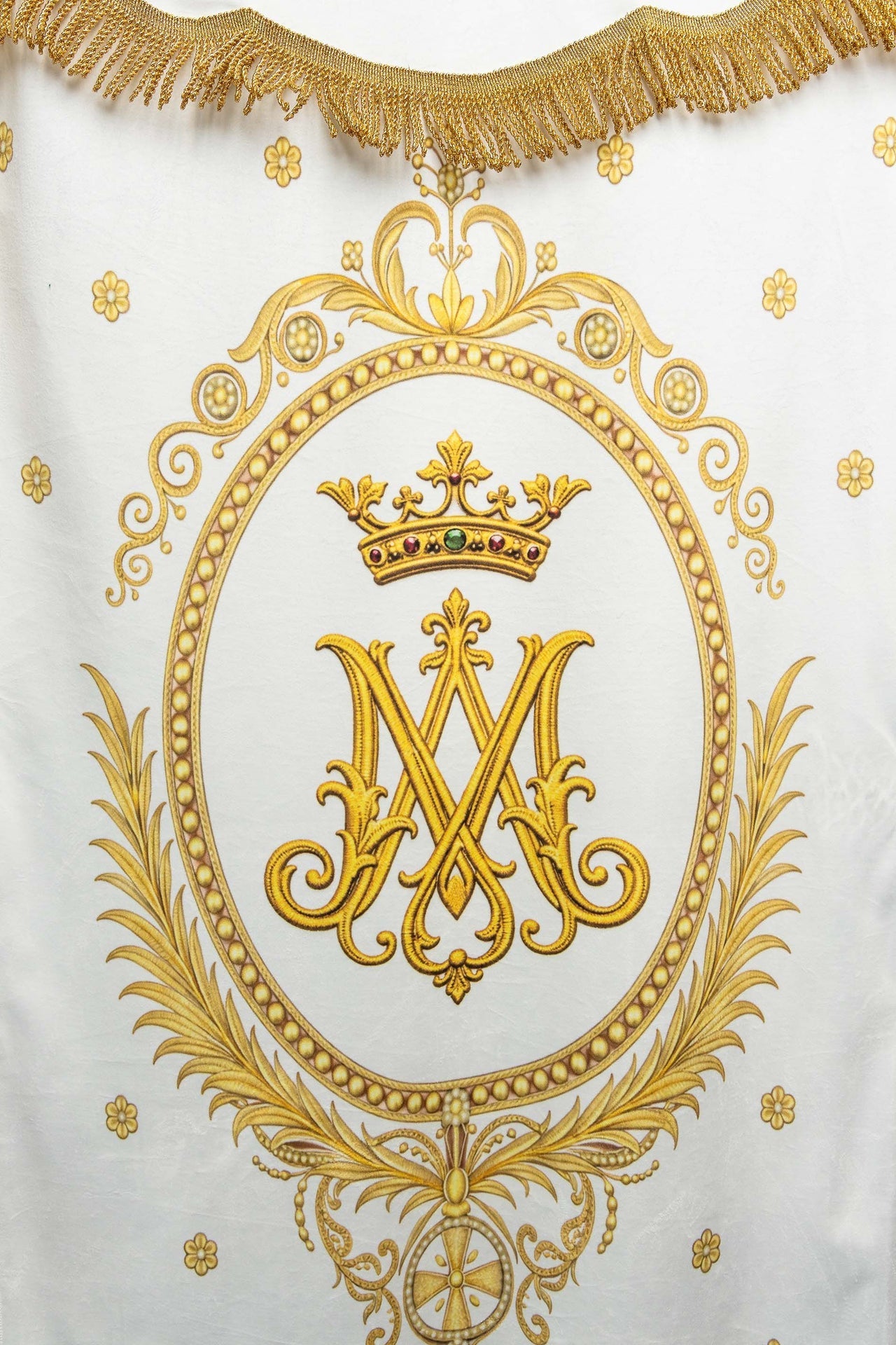 Doppelseitig bedruckte liturgische Fahne mit der Darstellung der Gottesmutter Mariä Himmelfahrt und Marienmonogramm - MESSGEWANDER.DE