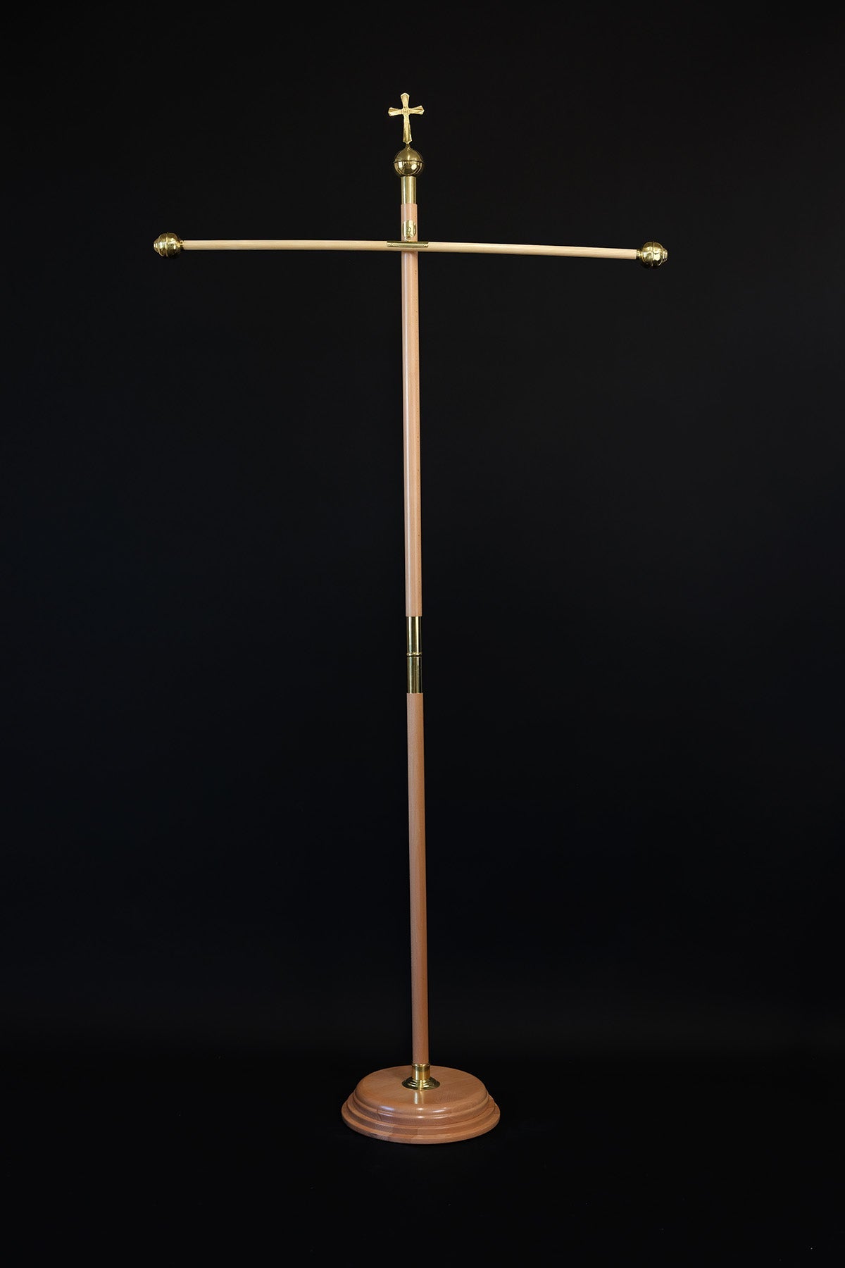 Fahnenstange aus hellem Holz für liturgische Fahnen