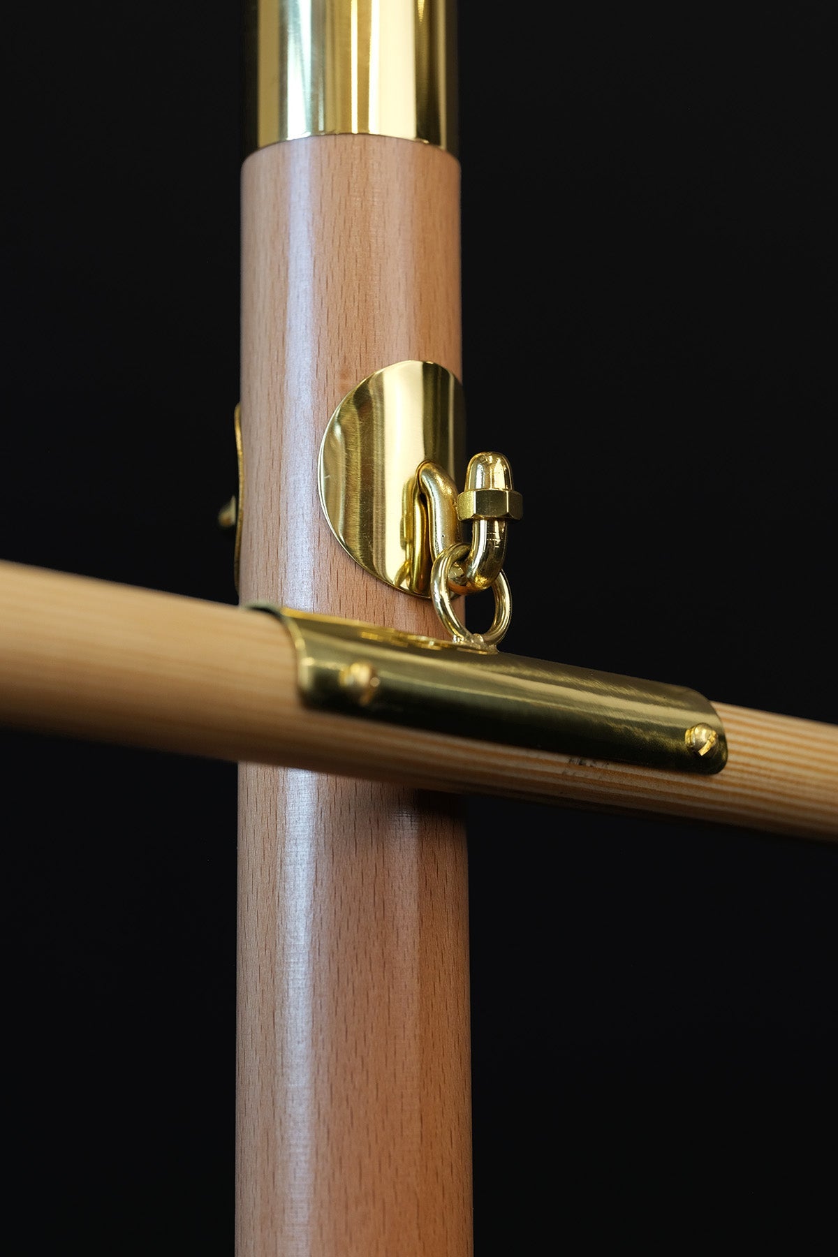 Fahnenstange aus hellem Holz für liturgische Fahnen