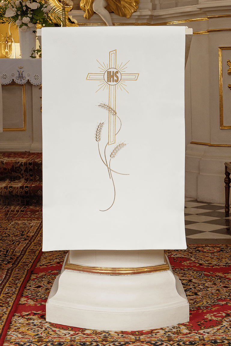 Ecru bestickte Rednerpult-Serviette mit Kreuz und IHS-Motiv - MESSGEWANDER.DE