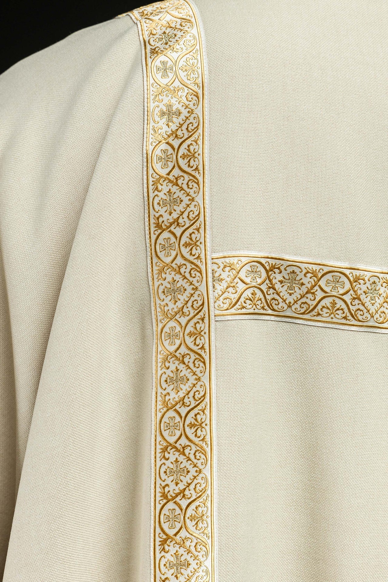 Ecru-Dalmatika verziert mit goldenen Jacquardbändern - MESSGEWANDER.DE