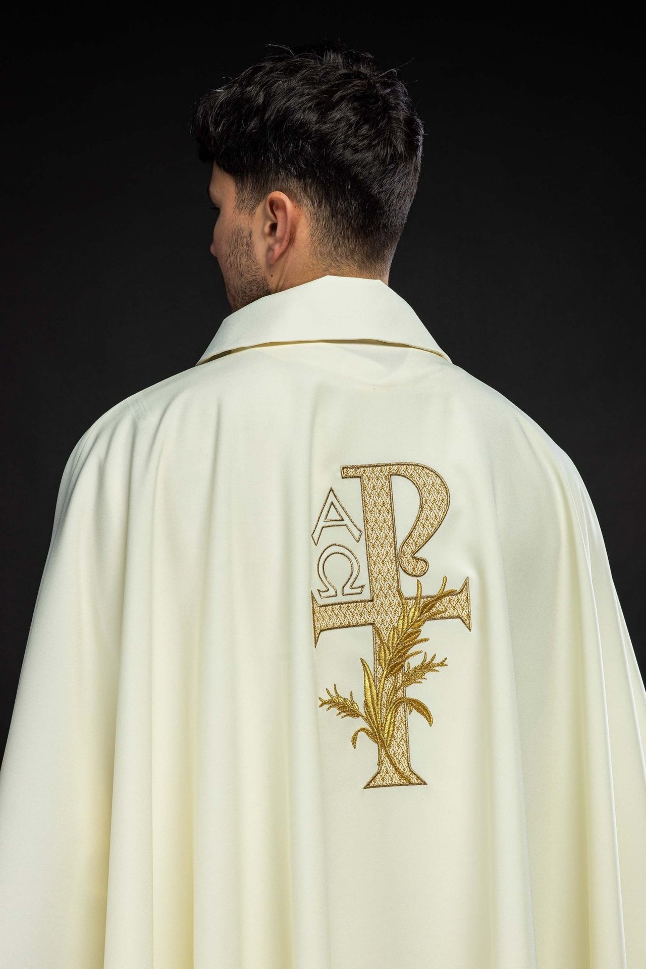 Ecru-farbenes besticktes Messgewand mit Alpha- und Omega-Symbol und breitem Kragen - MESSGEWANDER.DE