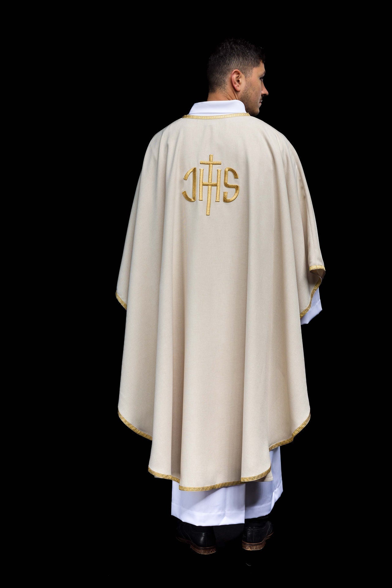 Ecru-farbenes liturgisches Messgewand mit goldener IHS-Stickerei - MESSGEWANDER.DE
