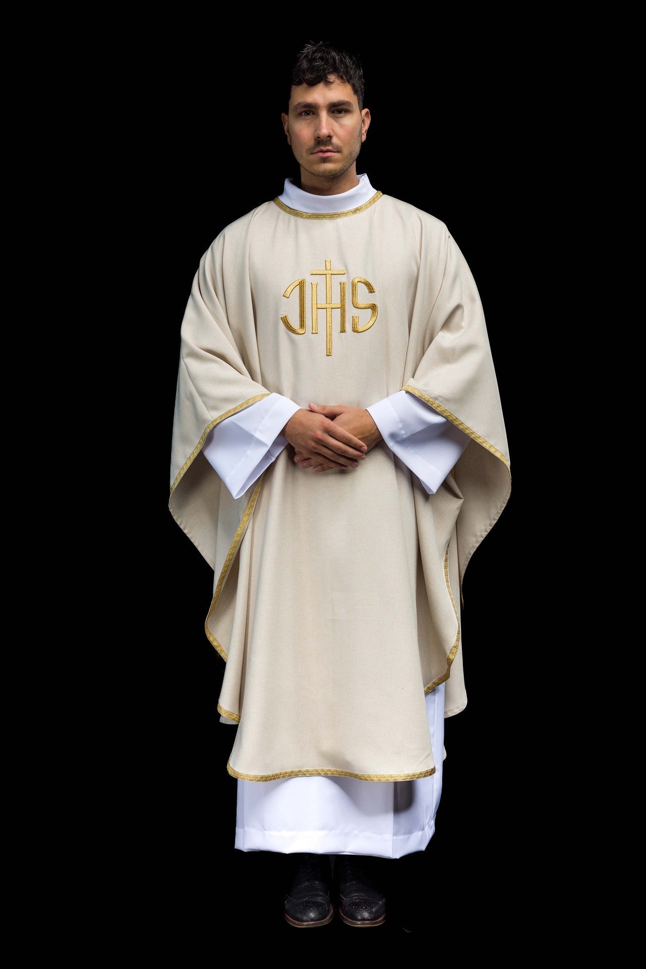 Ecru-farbenes liturgisches Messgewand mit goldener IHS-Stickerei - MESSGEWANDER.DE