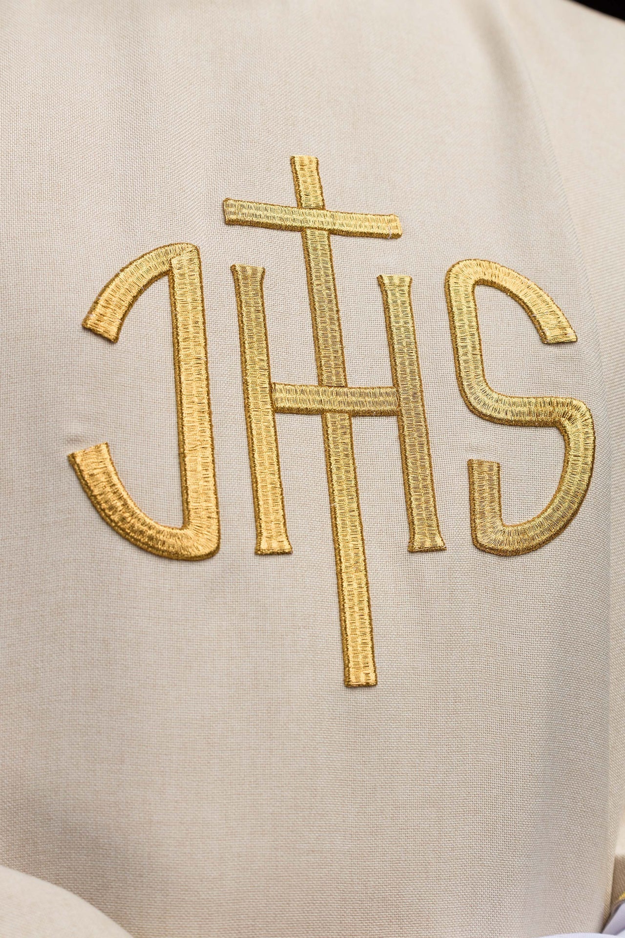 Ecru-farbenes liturgisches Messgewand mit goldener IHS-Stickerei - MESSGEWANDER.DE