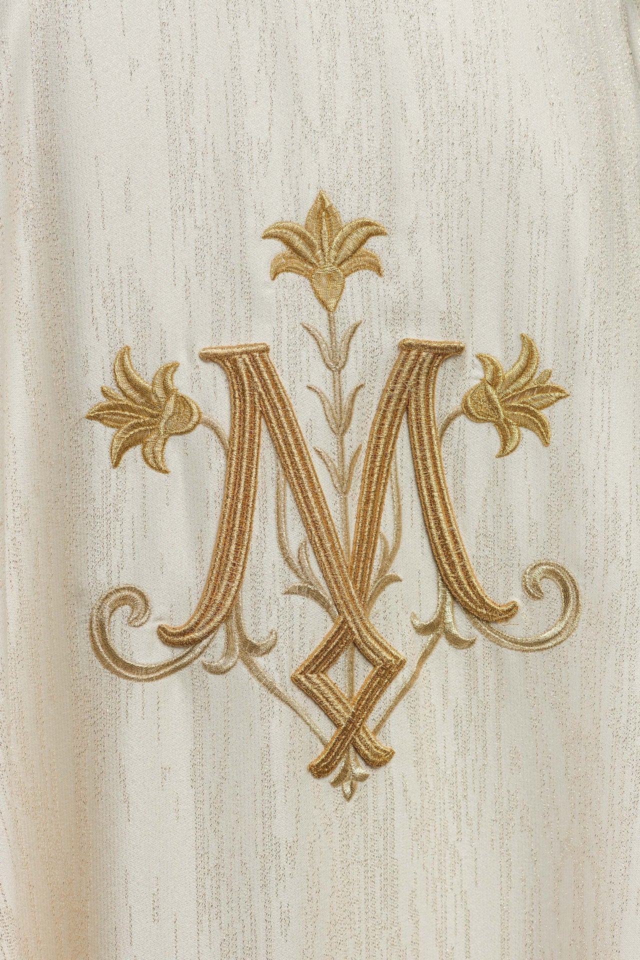 Ecru-farbenes Messgewand mit gesticktem Marienmotiv auf Zierstoff - MESSGEWANDER.DE