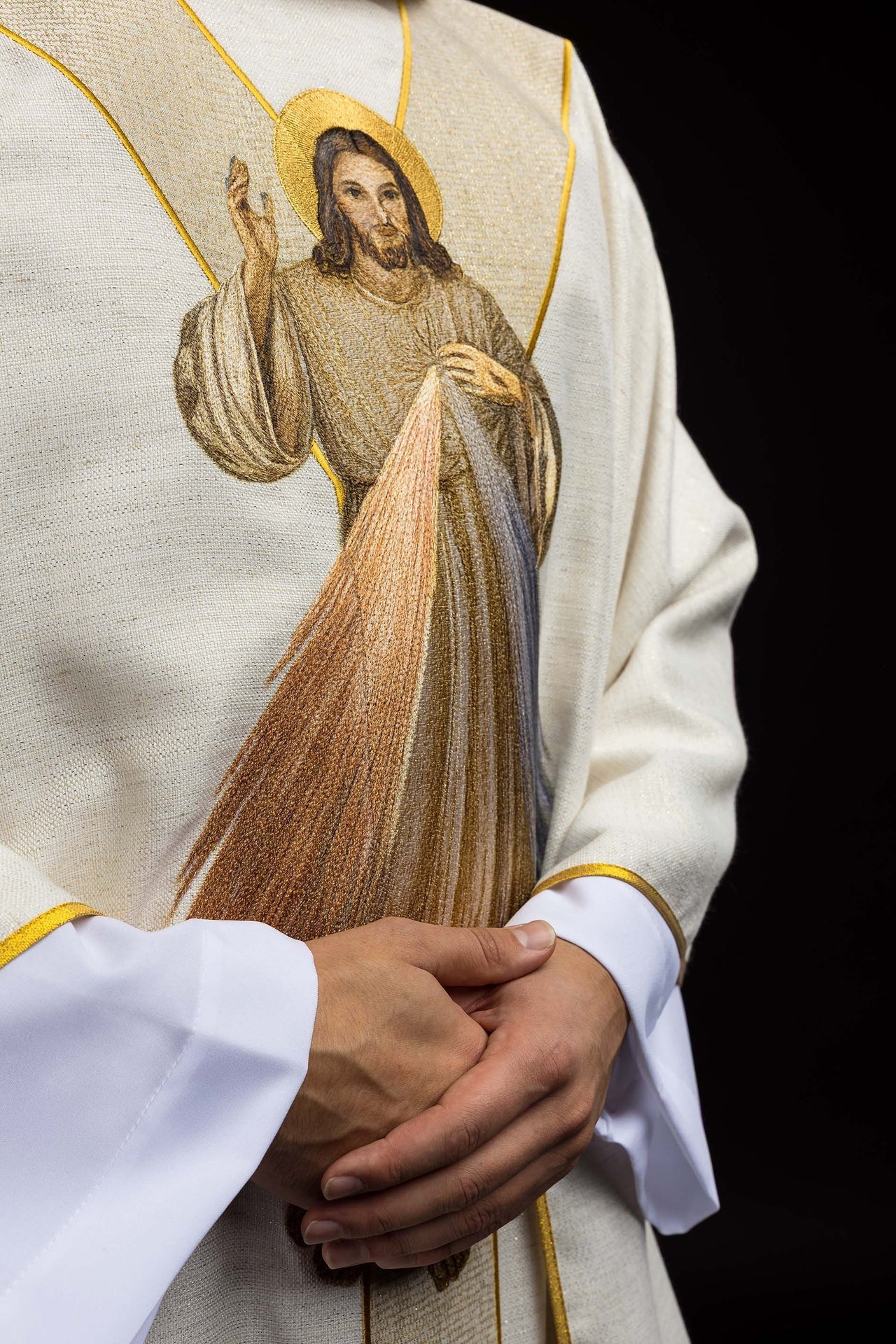 Ecru-farbenes Messgewand mit Stickerei des Barmherzigen Jesus - MESSGEWANDER.DE