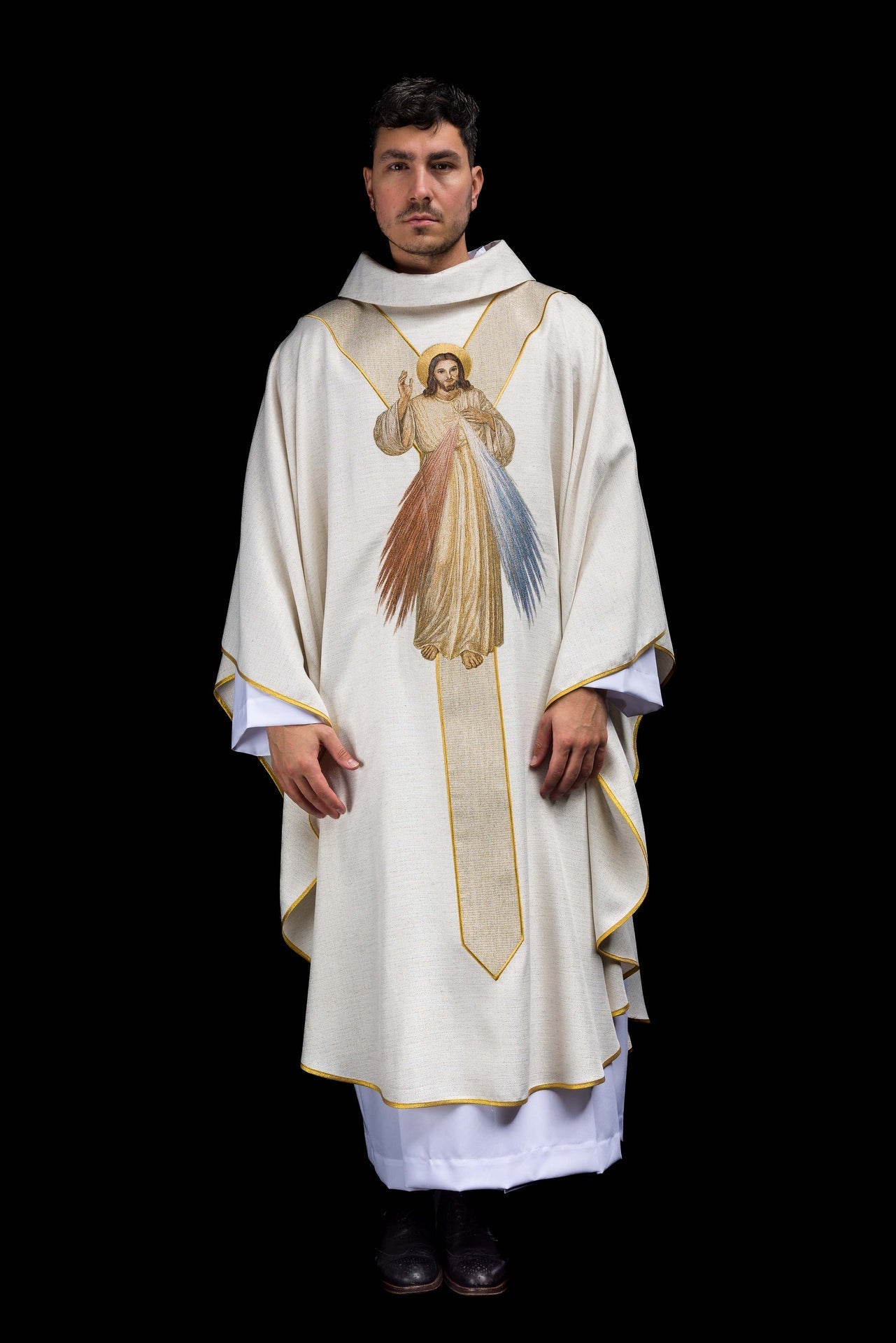 Ecru-farbenes Messgewand mit Stickerei des Barmherzigen Jesus - MESSGEWANDER.DE