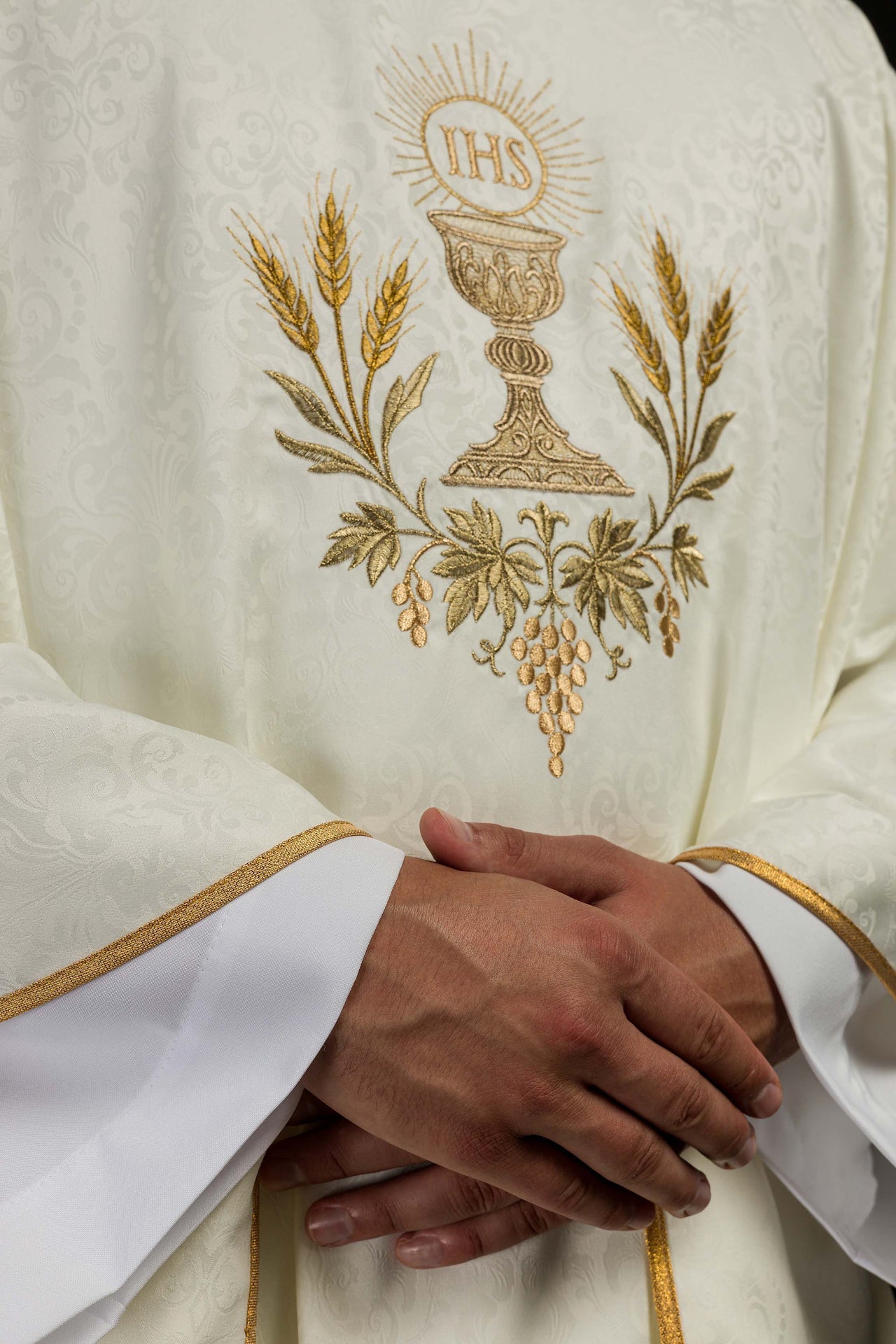 Ecru liturgisches Messgewand mit Kelch- und Hostienstickerei auf Jacquardstoff - MESSGEWANDER.DE
