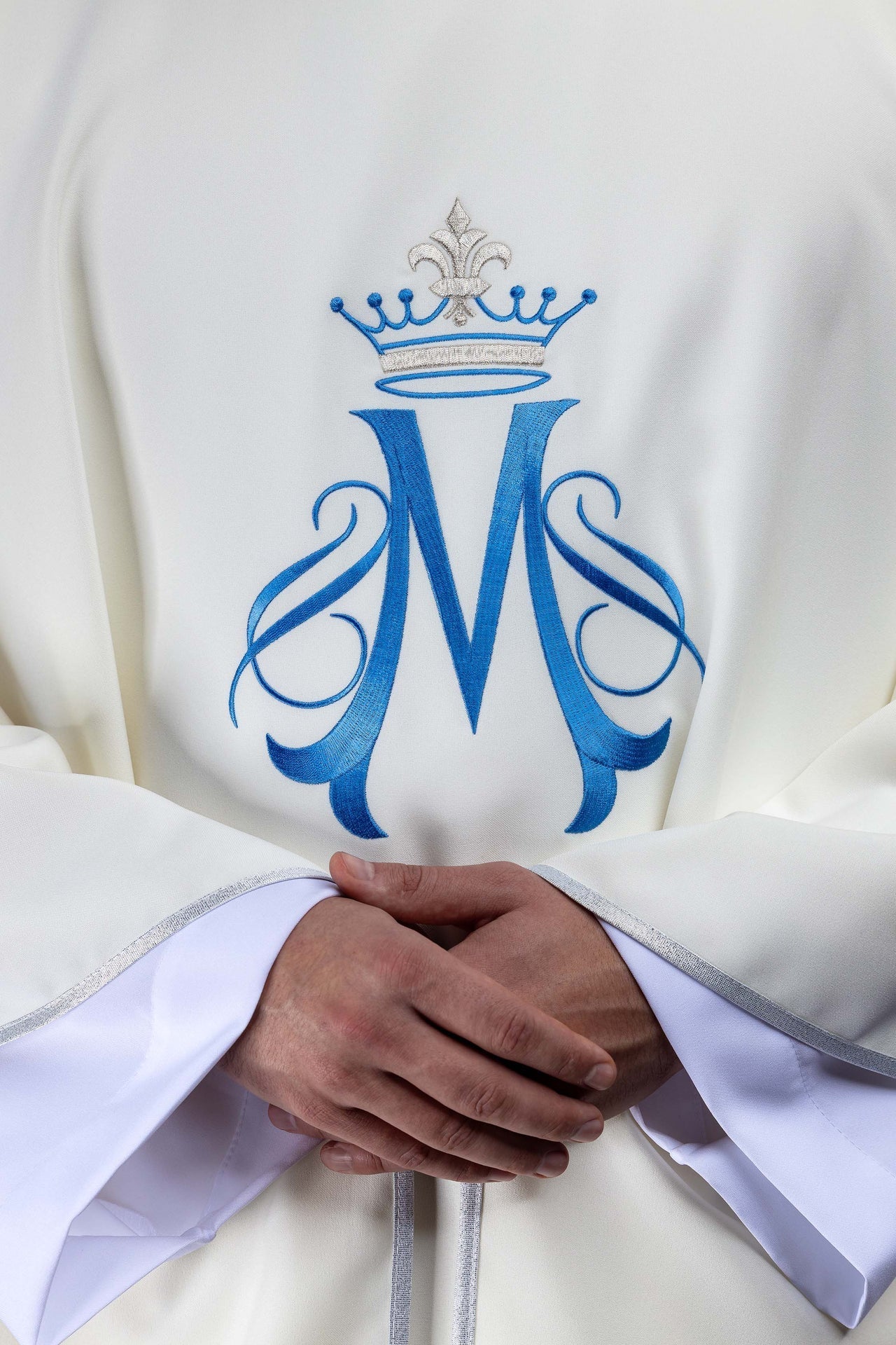 Ecrufarbene bestickte Kasel mit marianischem Motiv - MESSGEWANDER.DE