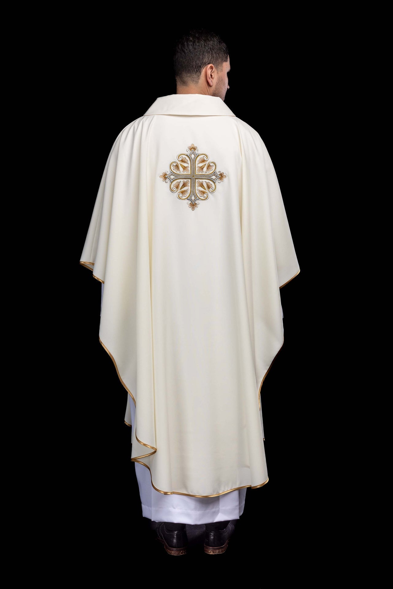 Ecrufarbene bestickte Kasel mit verziertem Kreuz und breitem Kragen - MESSGEWANDER.DE