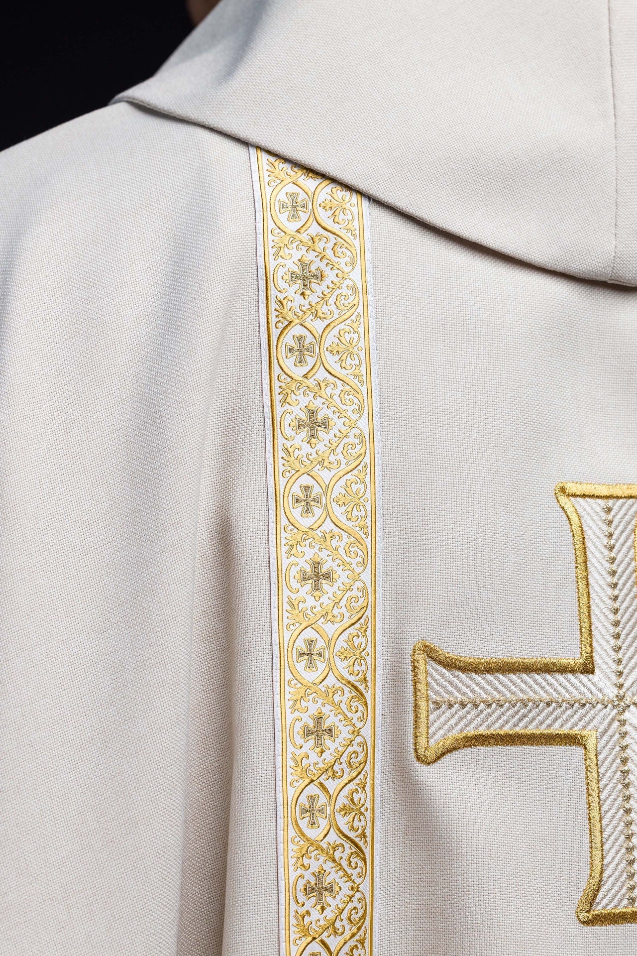 Ecrufarbenes liturgisches Messgewand mit gesticktem Kreuz und Jacquardbändern - MESSGEWANDER.DE