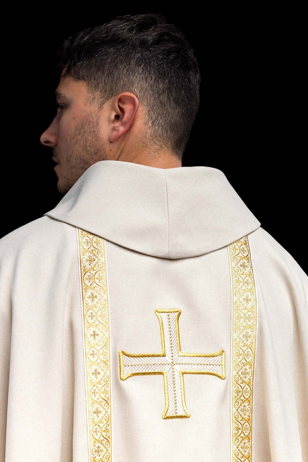 Ecrufarbenes liturgisches Messgewand mit gesticktem Kreuz und Jacquardbändern - MESSGEWANDER.DE