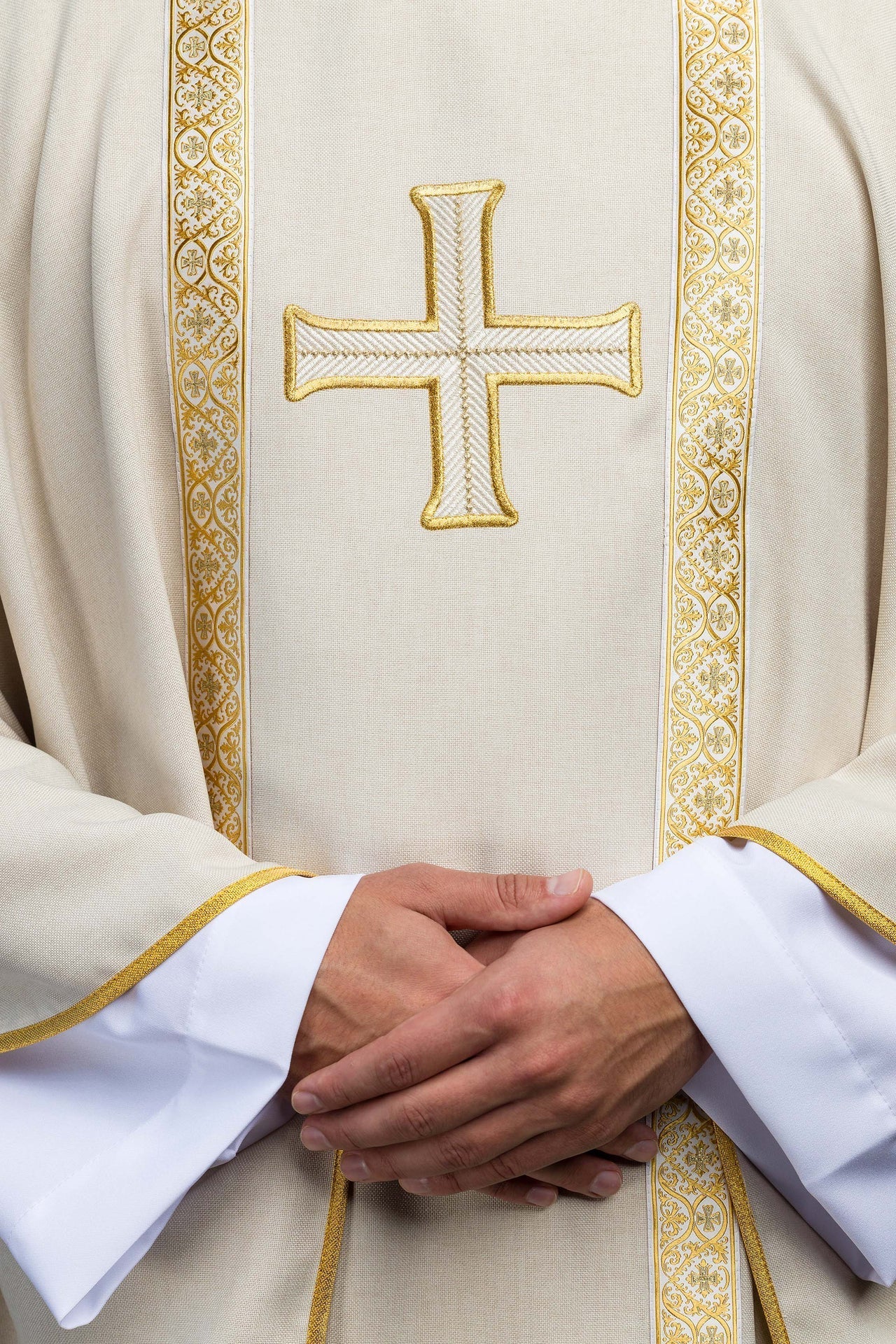 Ecrufarbenes liturgisches Messgewand mit gesticktem Kreuz und Jacquardbändern - MESSGEWANDER.DE