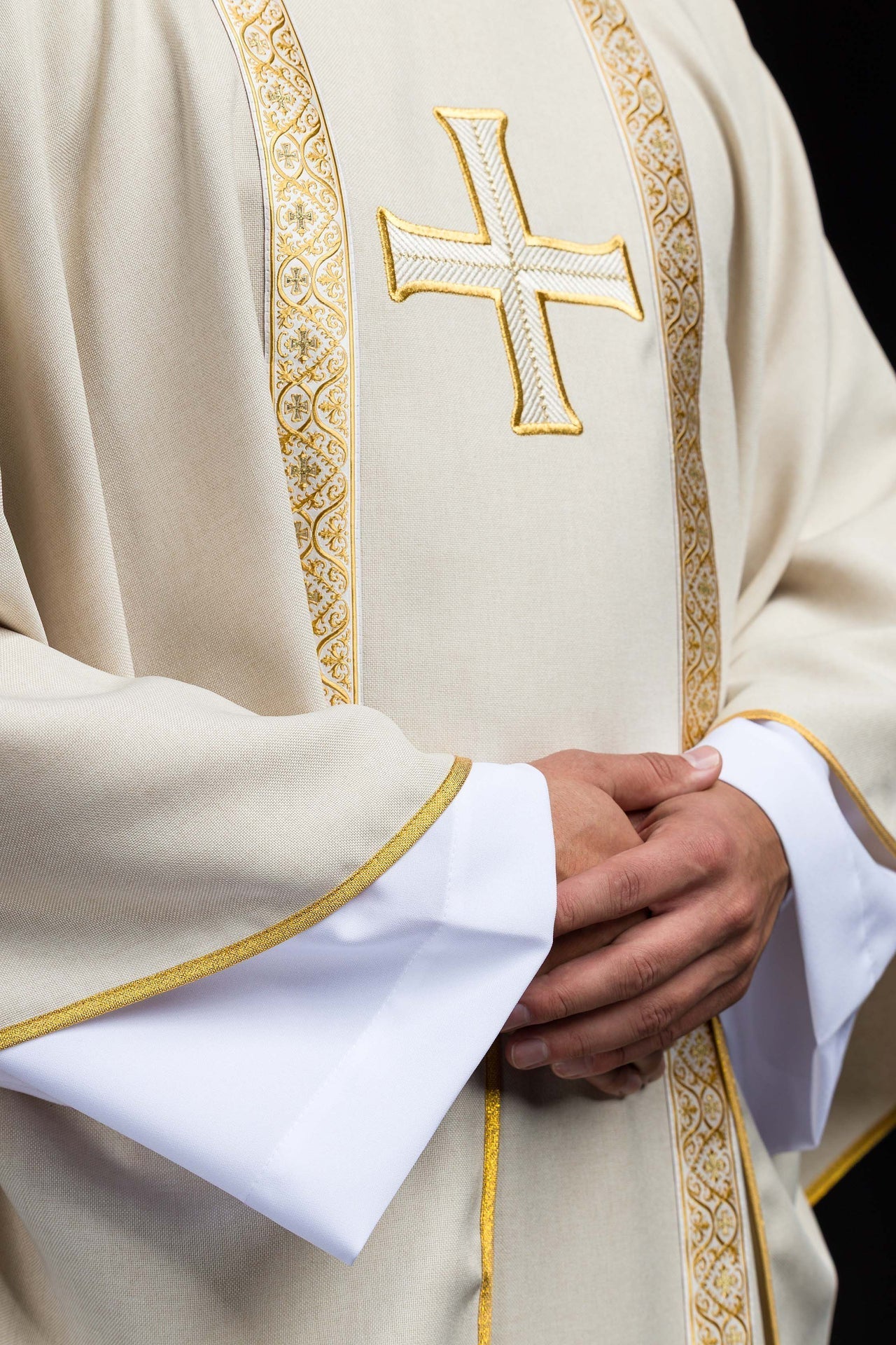 Ecrufarbenes liturgisches Messgewand mit gesticktem Kreuz und Jacquardbändern - MESSGEWANDER.DE