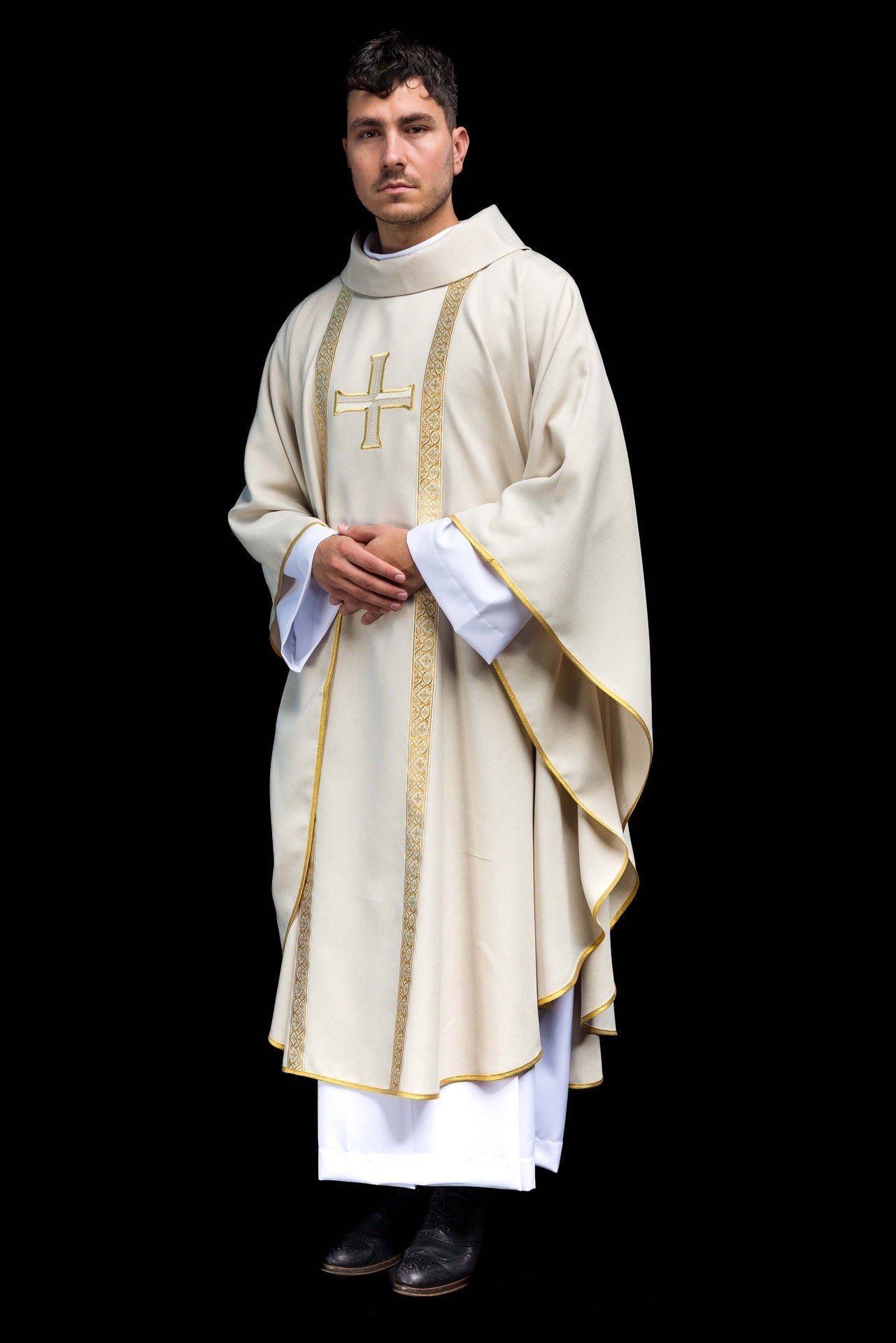 Ecrufarbenes liturgisches Messgewand mit gesticktem Kreuz und Jacquardbändern - MESSGEWANDER.DE