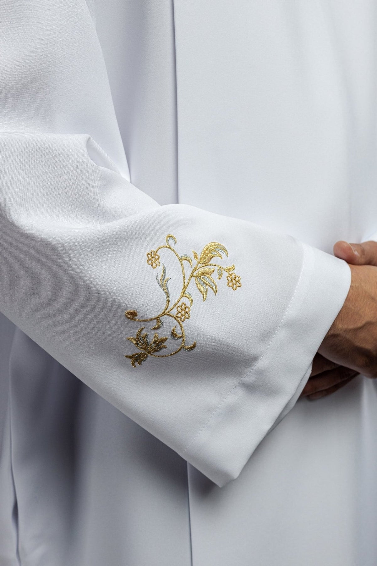 Einfarbiges Priestergewand mit Rollkragen Weißer Zierstickerei - MESSGEWANDER.DE
