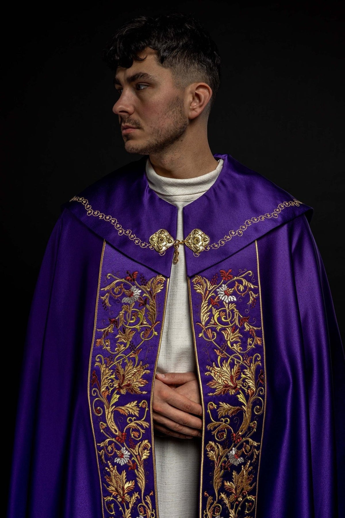 Eucharistischer Umhang mit reich verziertem Monogramm in Violett - MESSGEWANDER.DE