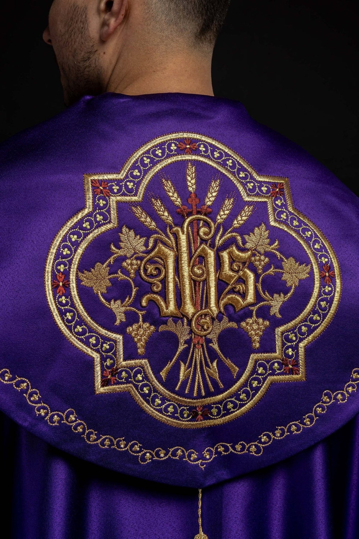 Eucharistischer Umhang mit reich verziertem Monogramm in Violett - MESSGEWANDER.DE