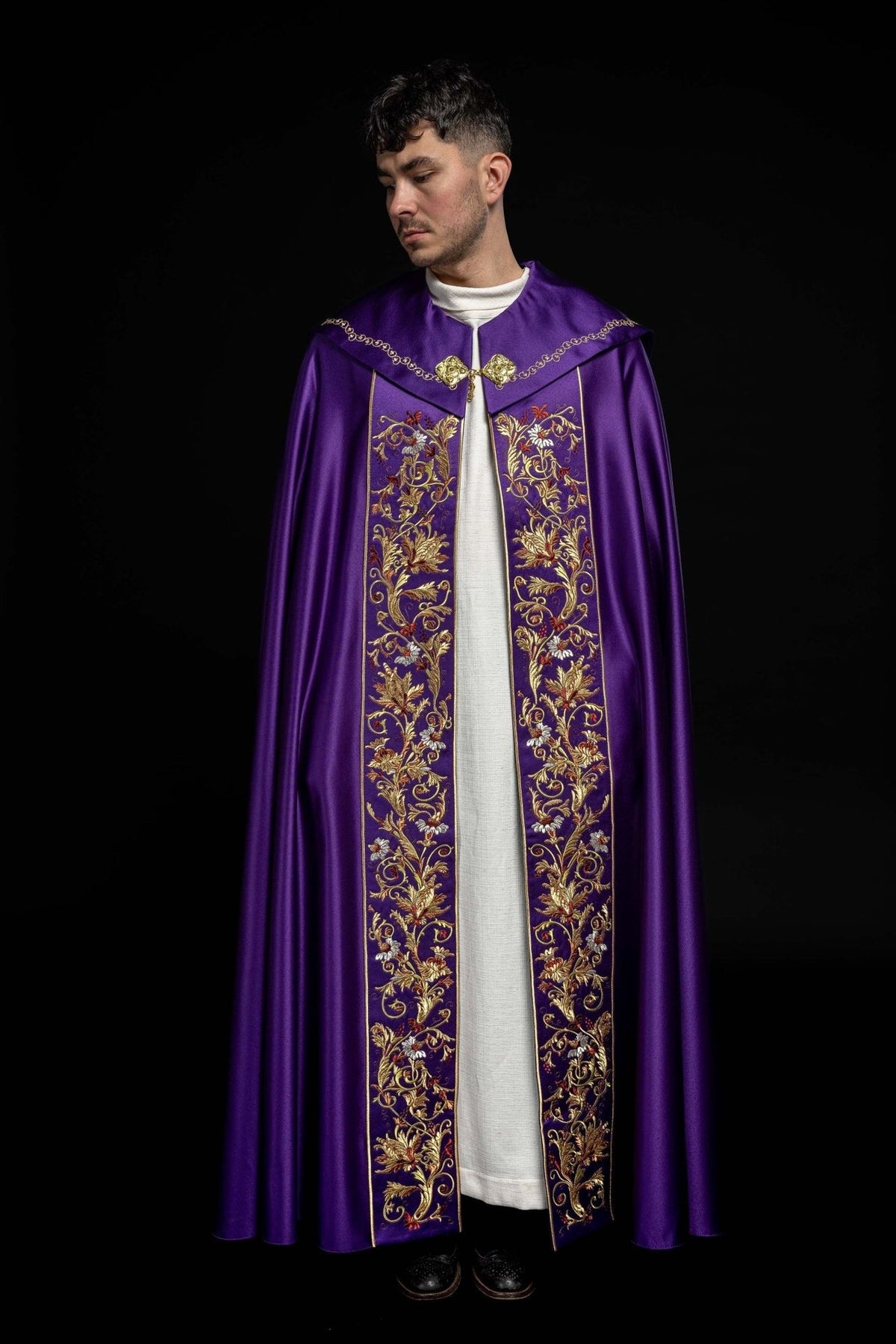 Eucharistischer Umhang mit reich verziertem Monogramm in Violett - MESSGEWANDER.DE