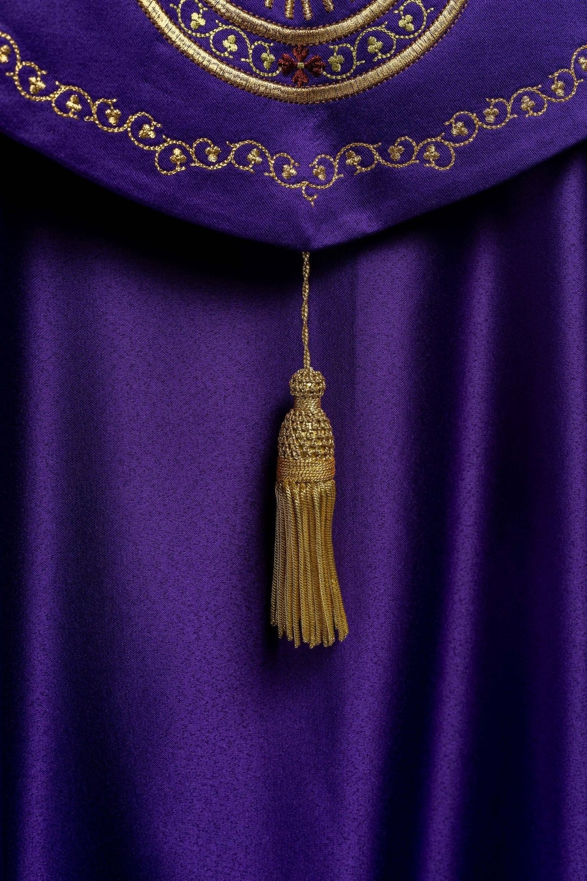 Eucharistischer Umhang mit reich verziertem Monogramm in Violett - MESSGEWANDER.DE