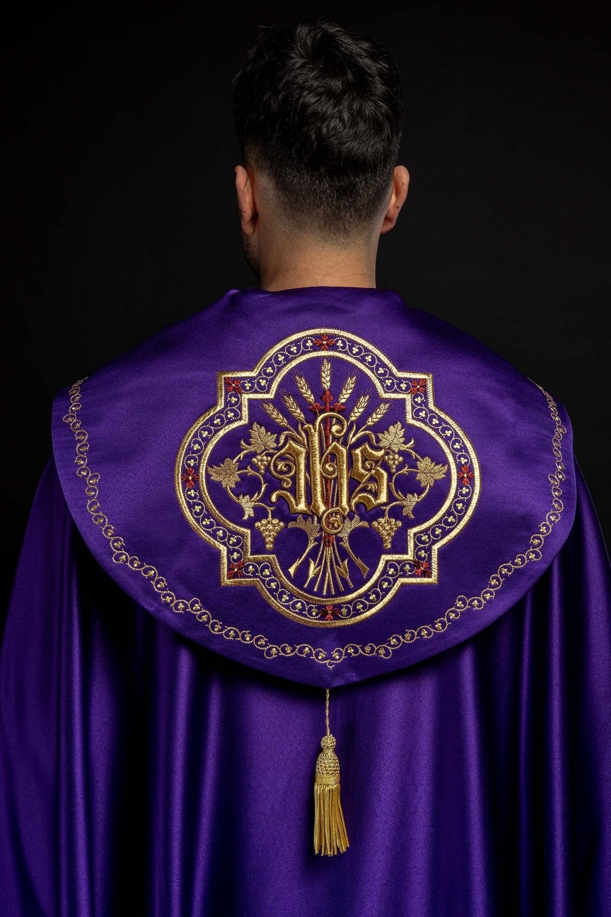Eucharistischer Umhang mit reich verziertem Monogramm in Violett - MESSGEWANDER.DE