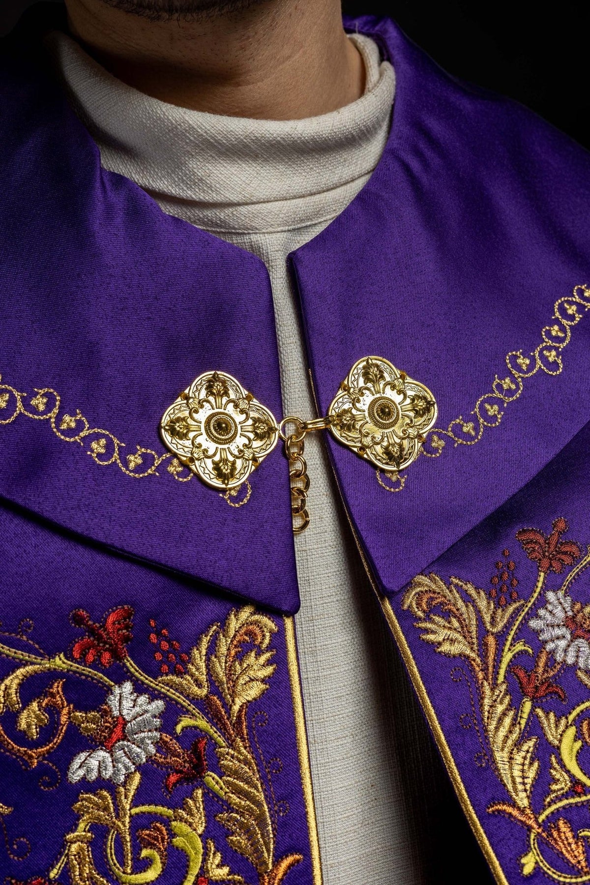Eucharistischer Umhang mit reich verziertem Monogramm in Violett - MESSGEWANDER.DE