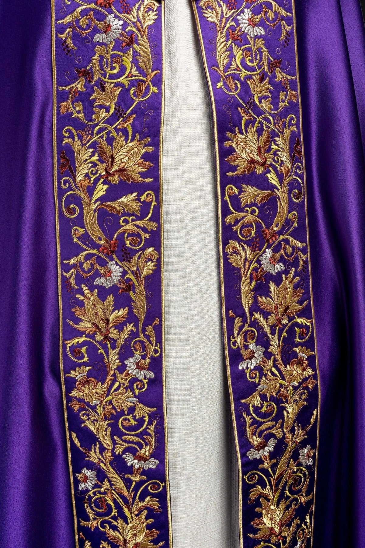 Eucharistischer Umhang mit reich verziertem Monogramm in Violett - MESSGEWANDER.DE