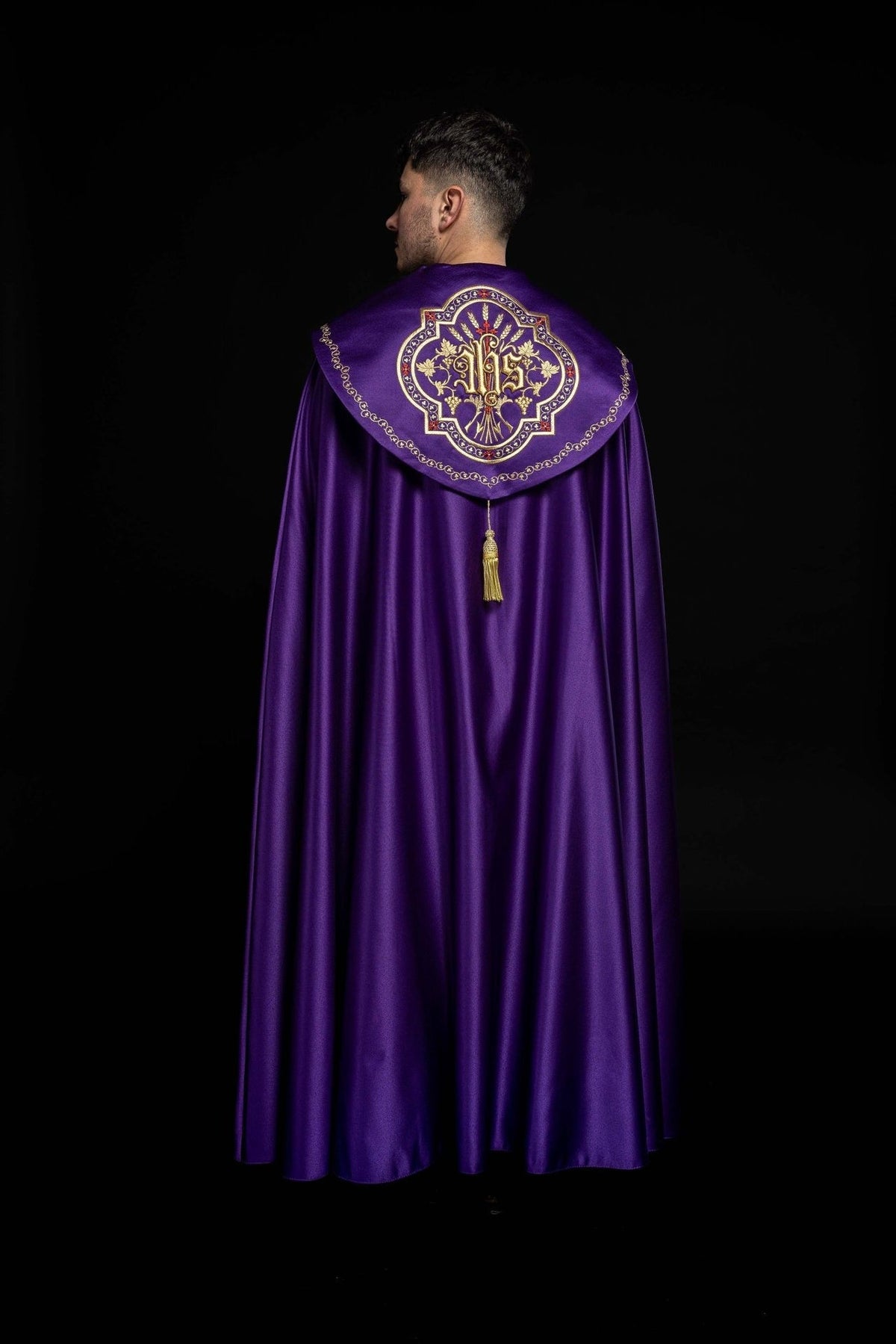 Eucharistischer Umhang mit reich verziertem Monogramm in Violett - MESSGEWANDER.DE