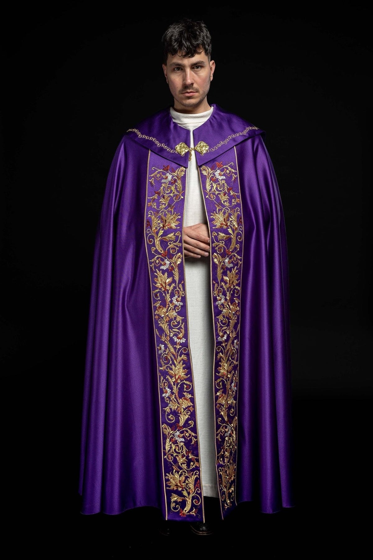 Eucharistischer Umhang mit reich verziertem Monogramm in Violett - MESSGEWANDER.DE