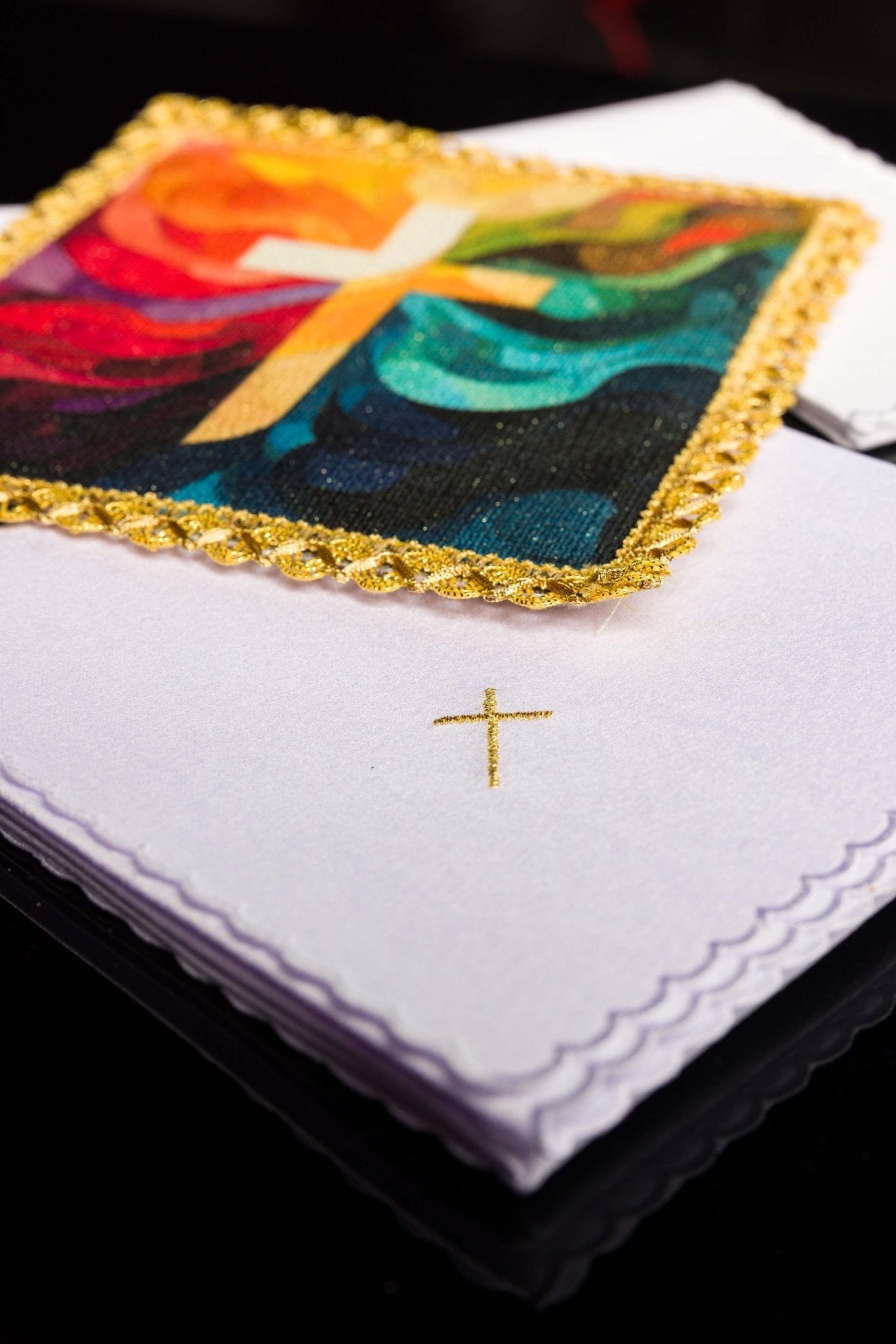 Farbige bedruckte Kalchwäsche mit Kreuzmotiv - MESSGEWANDER.DE
