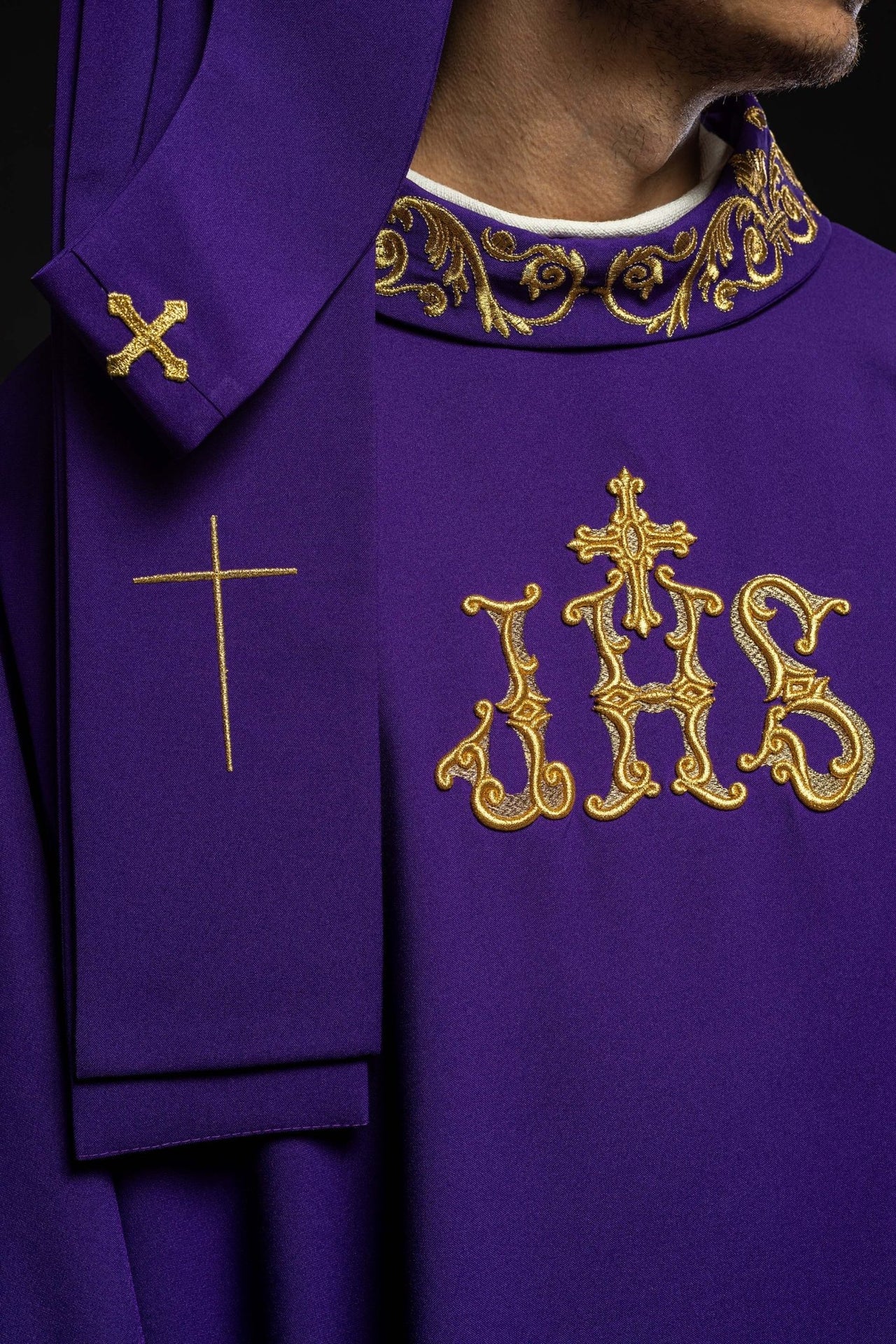 Fioletowy ornat ze złotym haftem IHS i ozdobnym wykończeniem