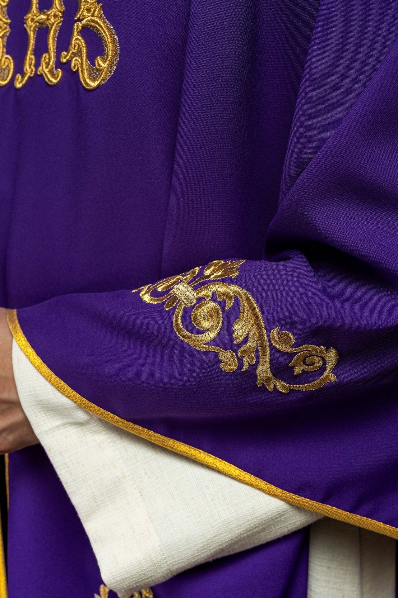 Fioletowy ornat ze złotym haftem IHS i ozdobnym wykończeniem