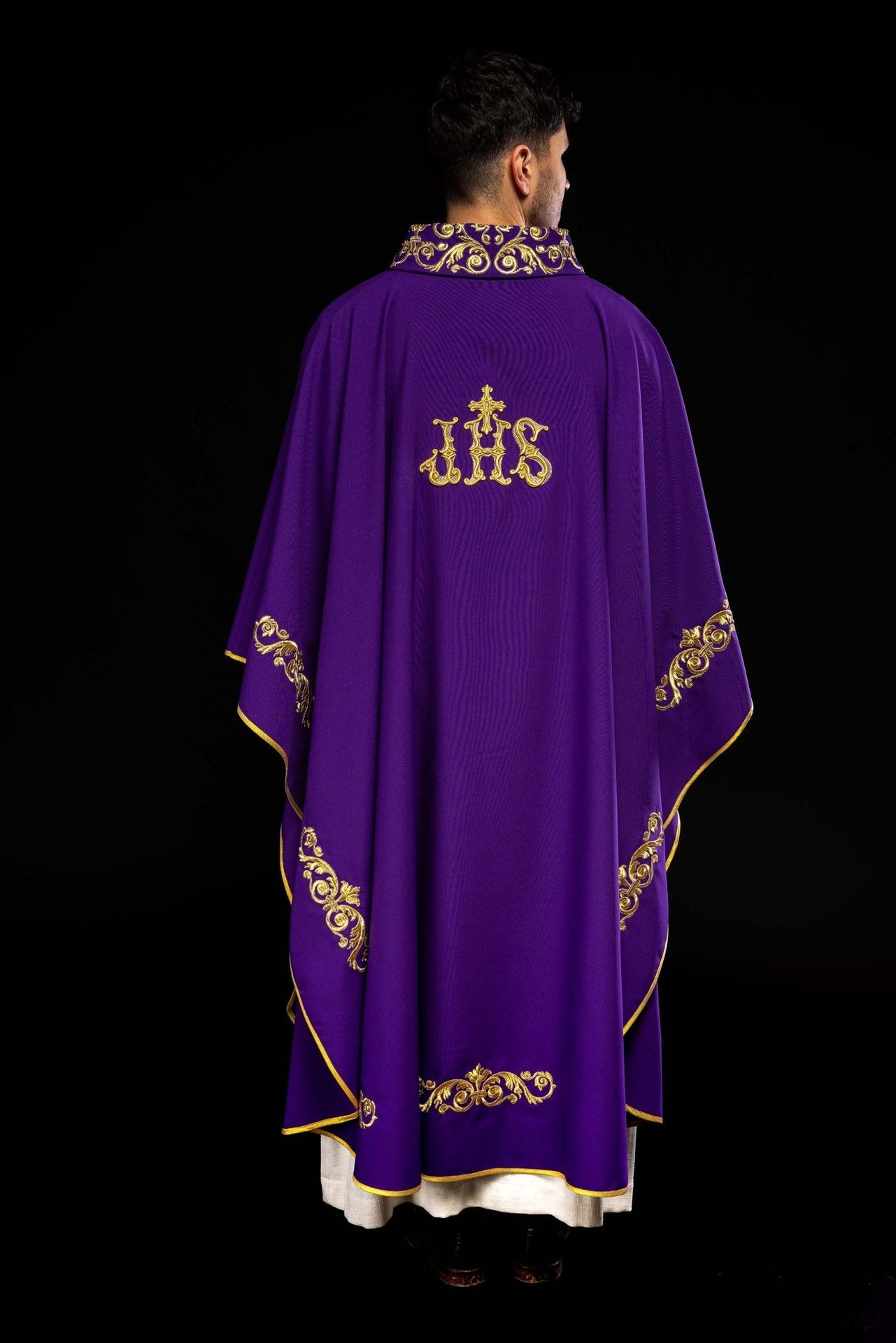 Fioletowy ornat ze złotym haftem IHS i ozdobnym wykończeniem