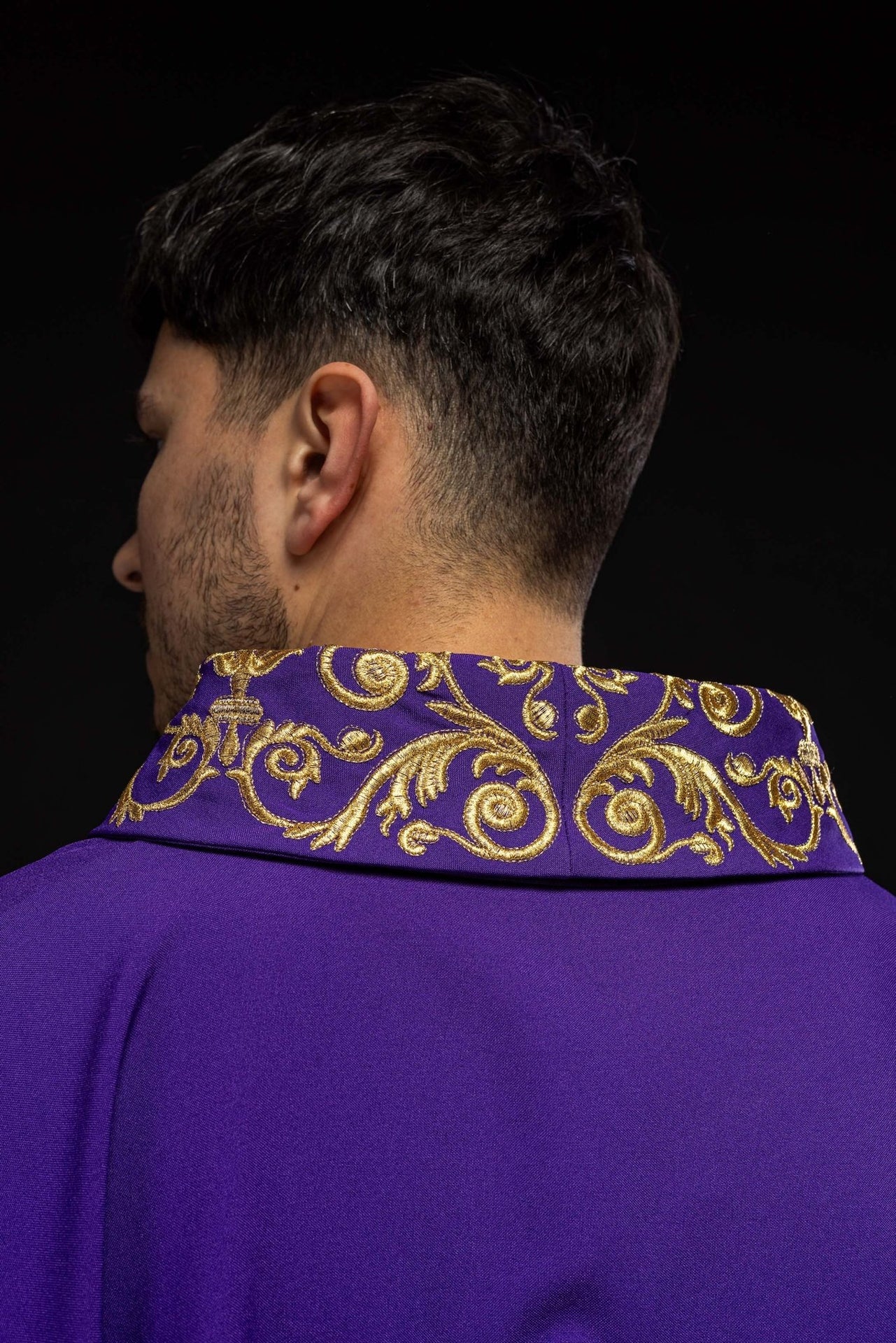 Fioletowy ornat ze złotym haftem IHS i ozdobnym wykończeniem